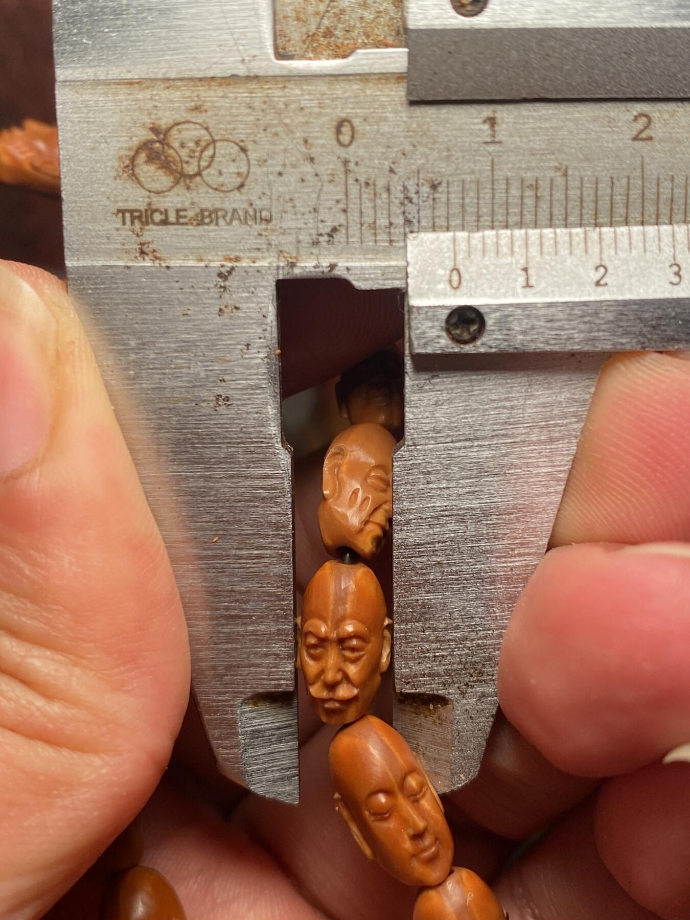 苏工核雕手作与你有缘 苏工核雕，微型小籽纯手工十八罗汉，个性好玩，写实风格，喜欢的来价不贵，尺寸0。75x1.2