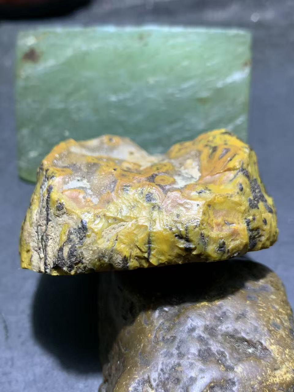 精美冰飘鸡油黄原皮开窗料战国红玛瑙原石摆件（把件）一个，