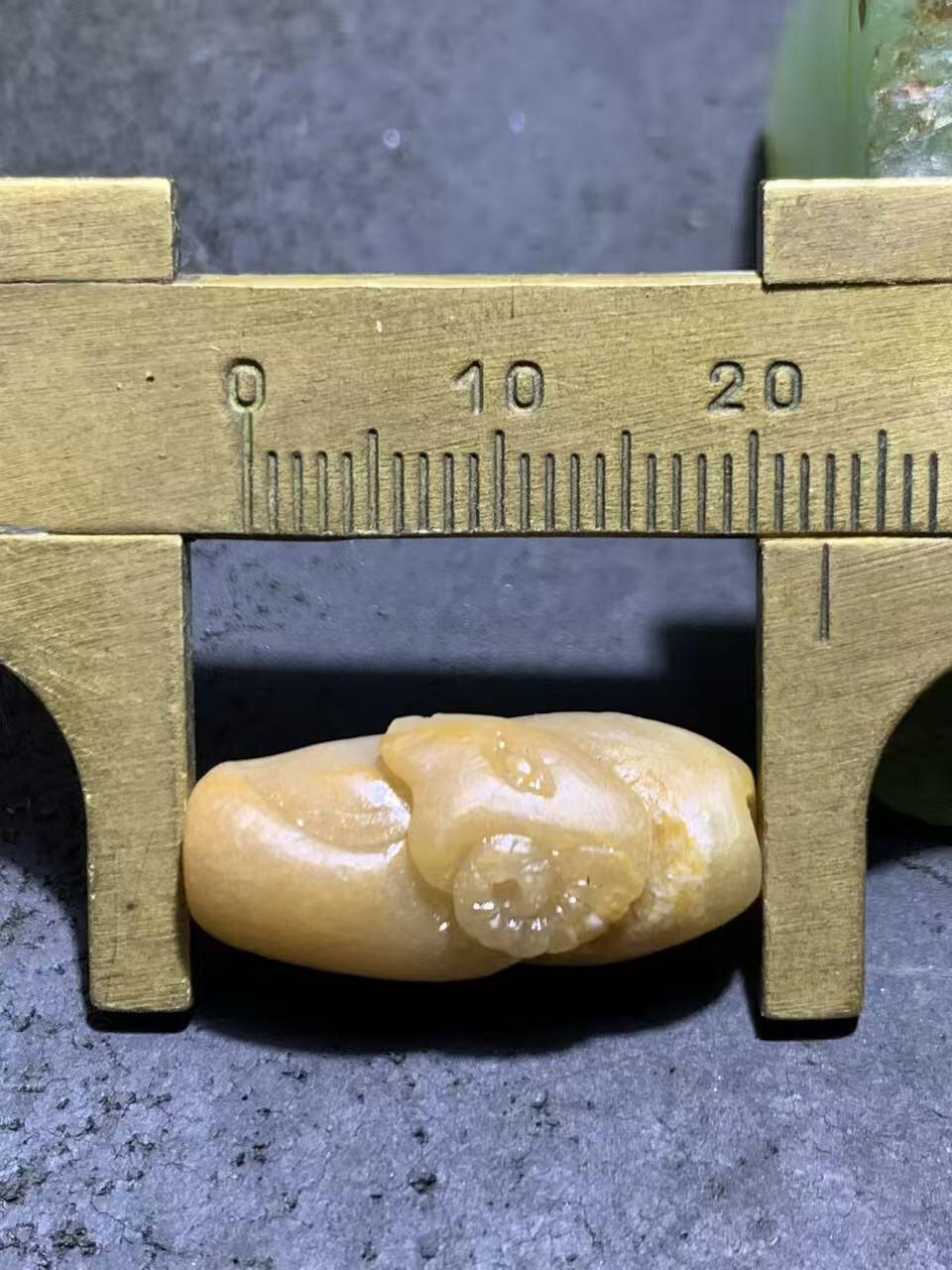 精美亚光高玉化冻料战国红玛瑙手工俏色巧雕领头羊随形桶珠一个