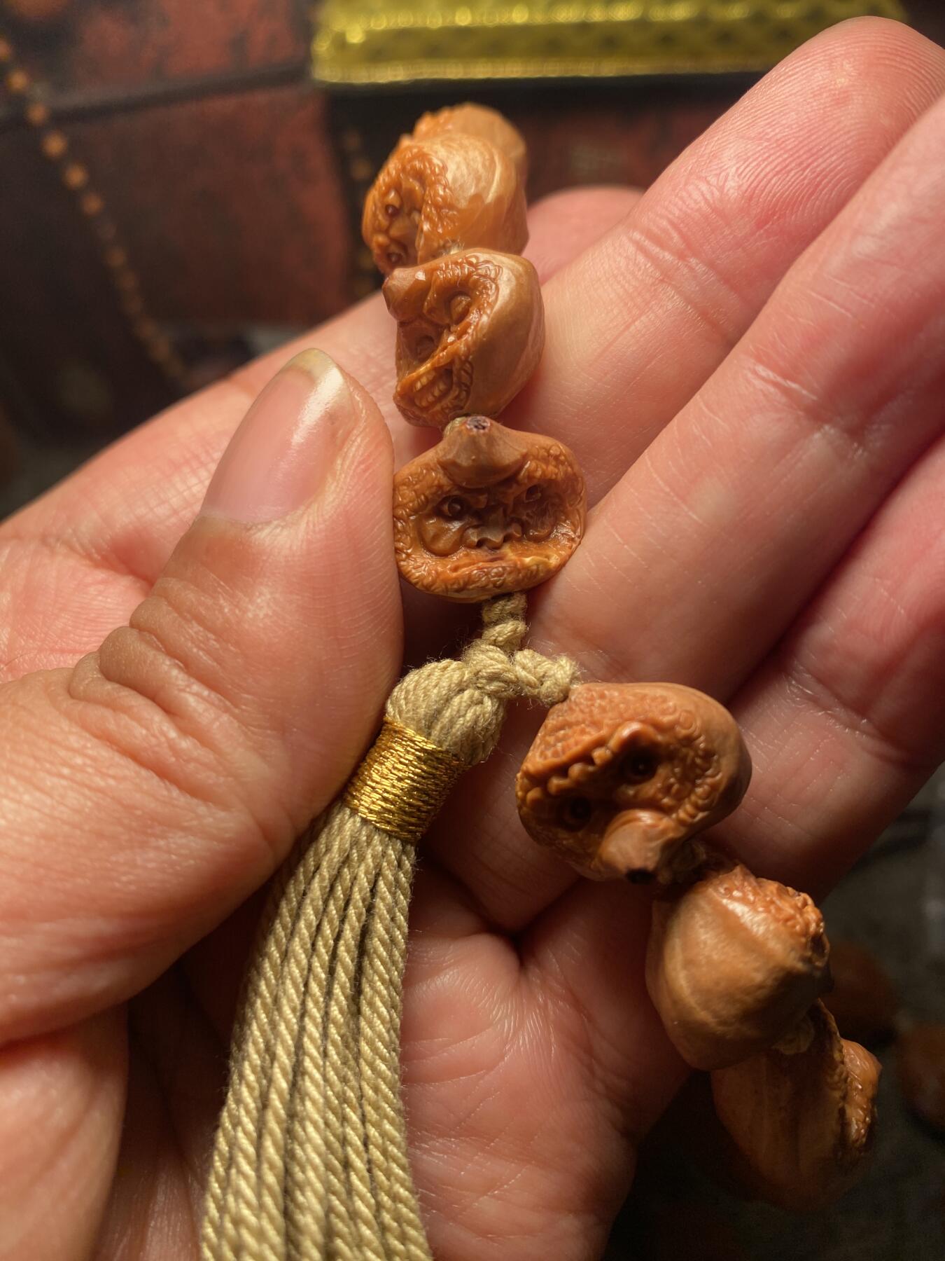 苏工核雕手作与你有缘 苏工核雕，纯手工异型怪脸百态达摩，孤品，铁核个性好玩，漂亮，喜欢的来价不贵，尺寸1。7x1.5左右