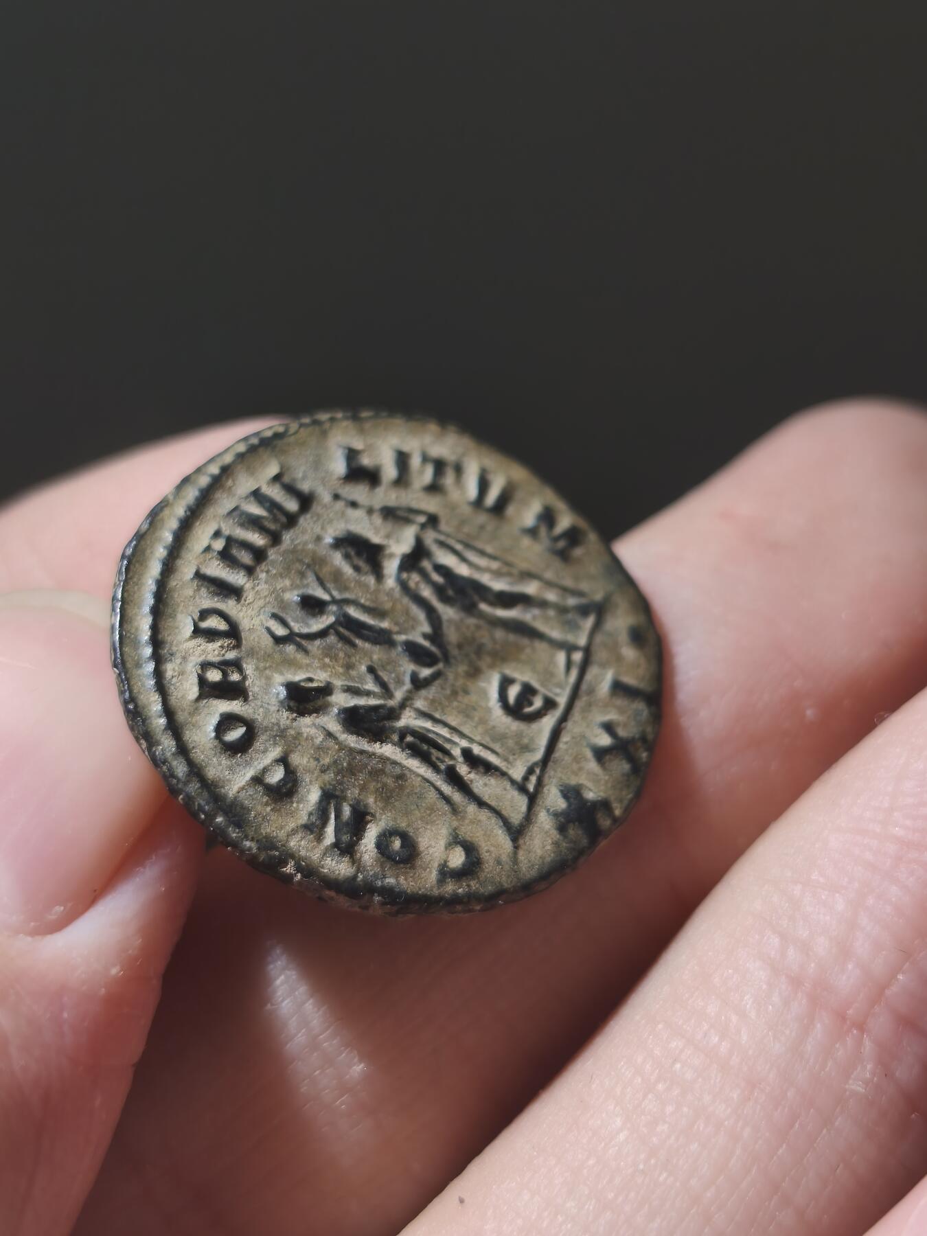 星盘世界钱币九月二十七日古典币精品专场 极品 古罗马帝国 马克西米安（公元 286-305 年在位）安东尼奥洗银币4.1g 正面为带着芒冠的皇帝像，背面为神王朱庇特将胜利女神交给皇帝。 马克西米安为四帝共治体系 的“西部奥古斯都”，戴克里先的盟友，以军事能力著称。该钱币沙漠坑腐蚀较小脸部细节保存到位，铭文清晰，较为难得。