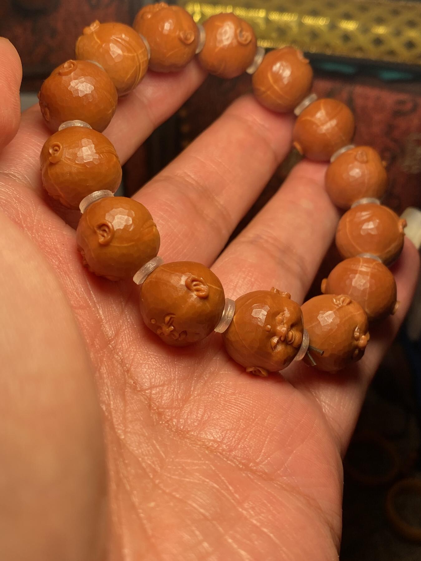 苏工核雕手作与你有缘 苏工核雕纯手工雕刻，铁核钻面刀痕人生百态，短圆，原桩，个性饱满，尺寸1.6x1.45好玩又立体，喜欢的来