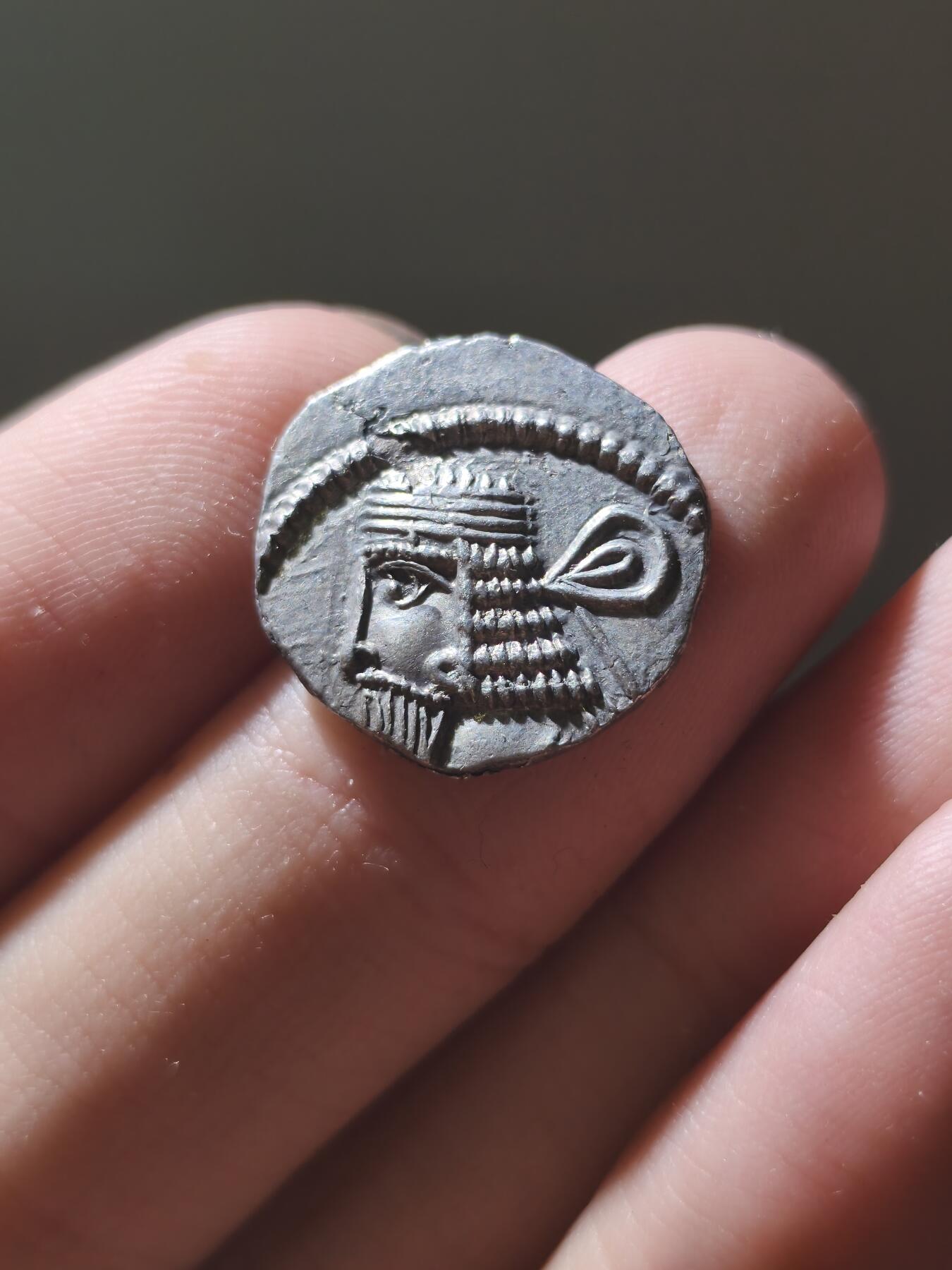 星盘世界钱币九月二十七日古典币精品专场 极品！帕提亚帝国沃洛加西斯一世，一德拉克玛，公元51-78年，正面为沃洛吉斯一世头戴王冠、身着披风的半身像，面向左侧，背面为- 希腊铭文：ΒΑΣΙΛΕΩΣ ΒΑΣΙΛΕΩΝ ΑΡΣΑΚΟY EYEPΓETOY ΔΙΚΑΙΟY ΕΠΙΦΑΝΟYΣ ΦΙΛΕΛΛΗXΟΣ（阿萨息斯王朝王中之王、施恩者、公正者、显赫者、亲希腊者)埃克巴坦那造币厂，罕见，极美