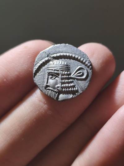 星盘世界钱币九月二十七日古典币精品专场 - 极品！帕提亚帝国沃洛加西斯一世，一德拉克玛，公元51-78年，正面为沃洛吉斯一世头戴王冠、身着披风的半身像，面向左侧，背面为- 希腊铭文：ΒΑΣΙΛΕΩΣ ΒΑΣΙΛΕΩΝ ΑΡΣΑΚΟY EYEPΓETOY ΔΙΚΑΙΟY ΕΠΙΦΑΝΟYΣ ΦΙΛΕΛΛΗXΟΣ（阿萨息斯王朝王中之王、施恩者、公正者、显赫者、亲希腊者)埃克巴坦那造币厂，罕见，极美