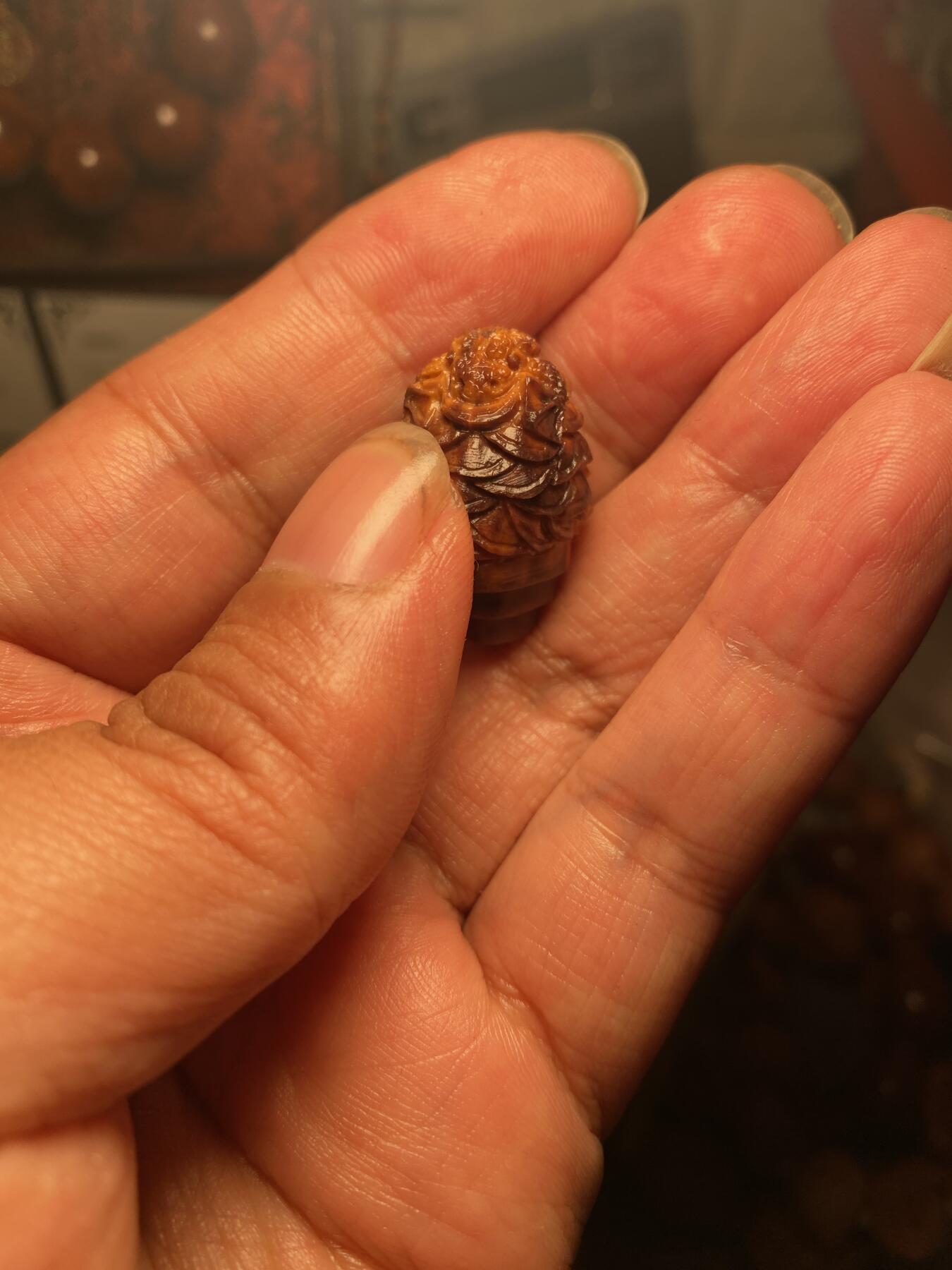 苏工核雕手作与你有缘 福利苏工核雕，纯手工雕刻，天然紫核金蟾三通，个性十足，等待有缘人，市场无同款，尺寸1。68x2.7喜欢的来
