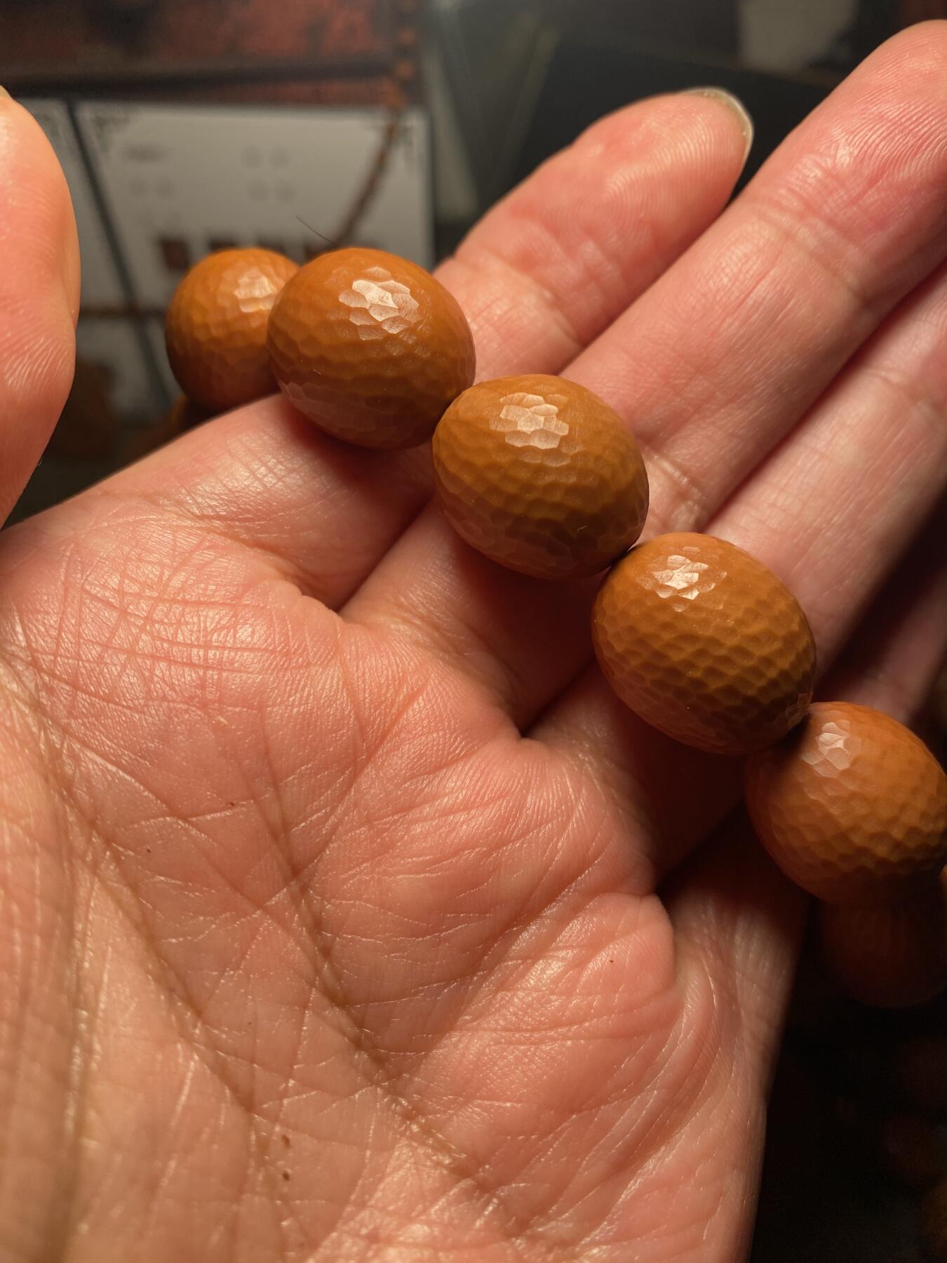 苏工核雕手作与你有缘 福利苏工核雕，纯手工雕刻，钻面手串，个性十足，等待有缘人，市场无同款，尺寸1。6x1。9喜欢的来