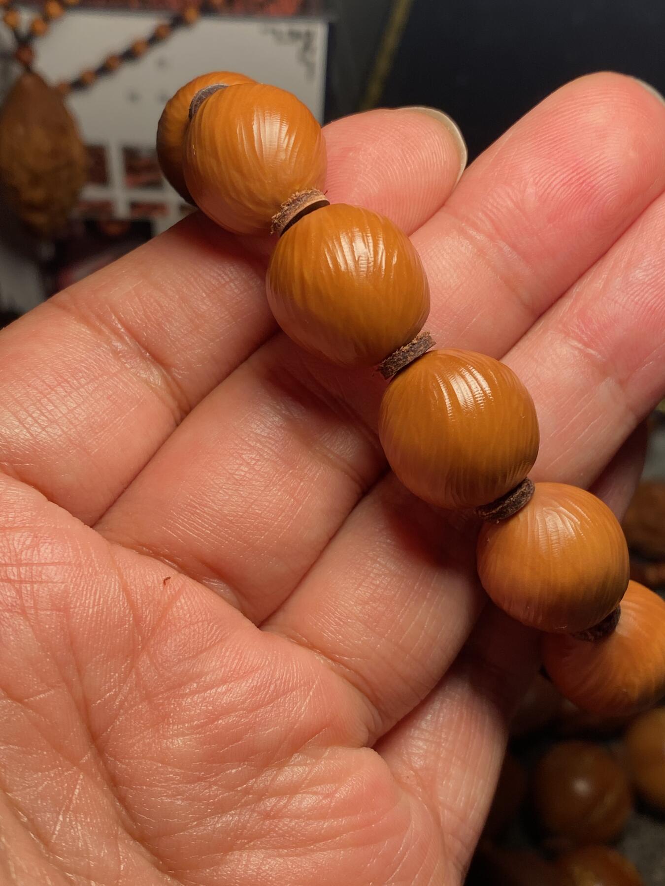 苏工核雕手作与你有缘 福利苏工核雕，纯手工雕刻，转运珠手串，个性十足，等待有缘人，市场无同款，尺寸1。6x1。7喜欢的来