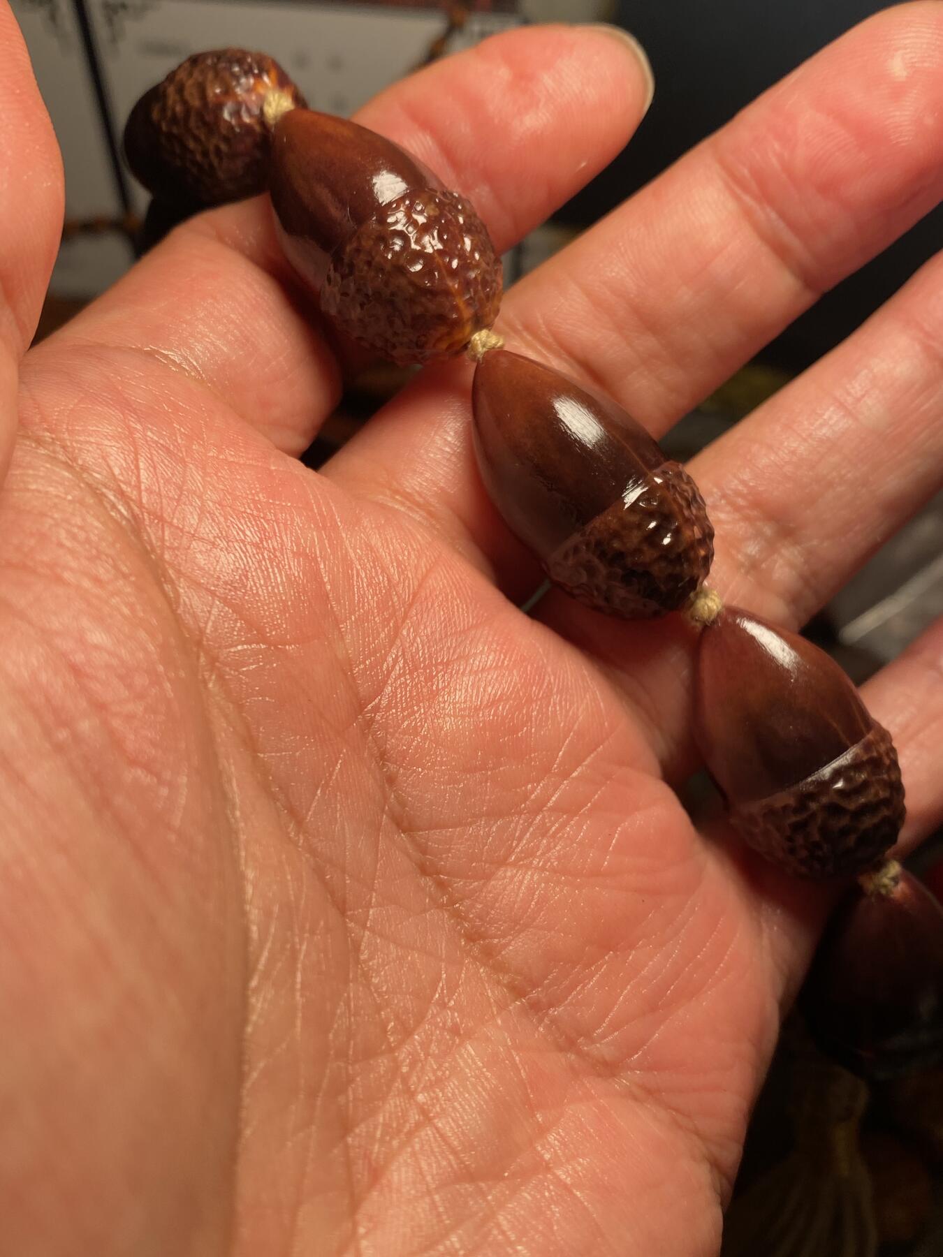 苏工核雕手作与你有缘 苏工核雕，稀有紫核紫肉，纯手工真心实意，榛榛日上，个性好玩，非通货，喜欢的来价不贵，尺寸1。55x2.85