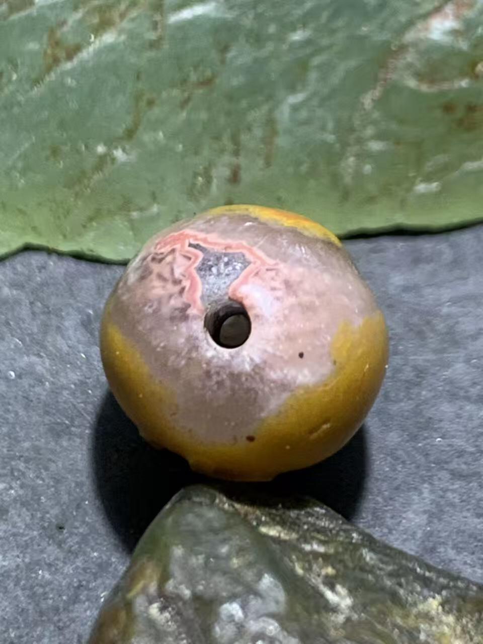 精美亚光冰飘糖心战国红玛瑙手工雕刻止字随形珠一颗，