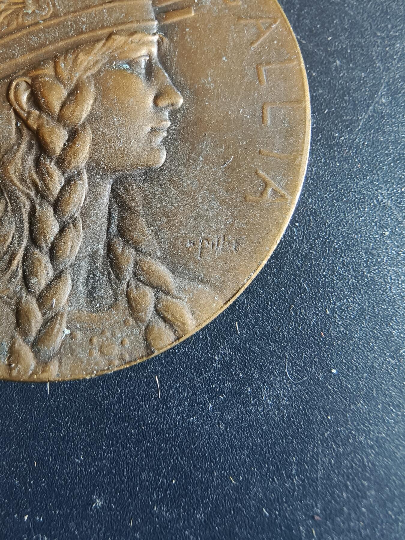 老王徽章第150期 法国1937年学徒展览会大铜章    带盒子    名家皮列作品    直径41mm   重量32.4g