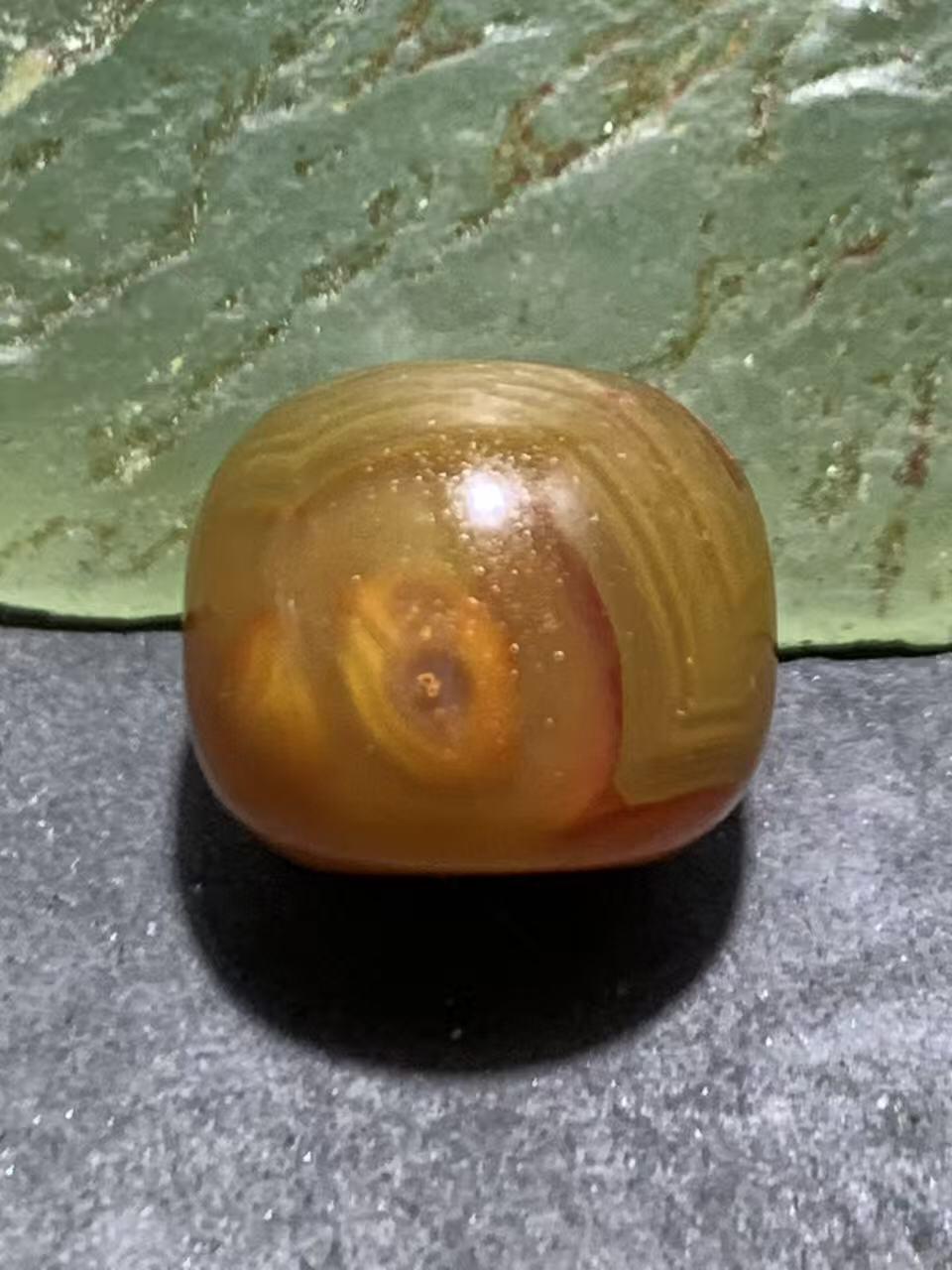 精美冻料战国红玛瑙随形老形桶珠一个，