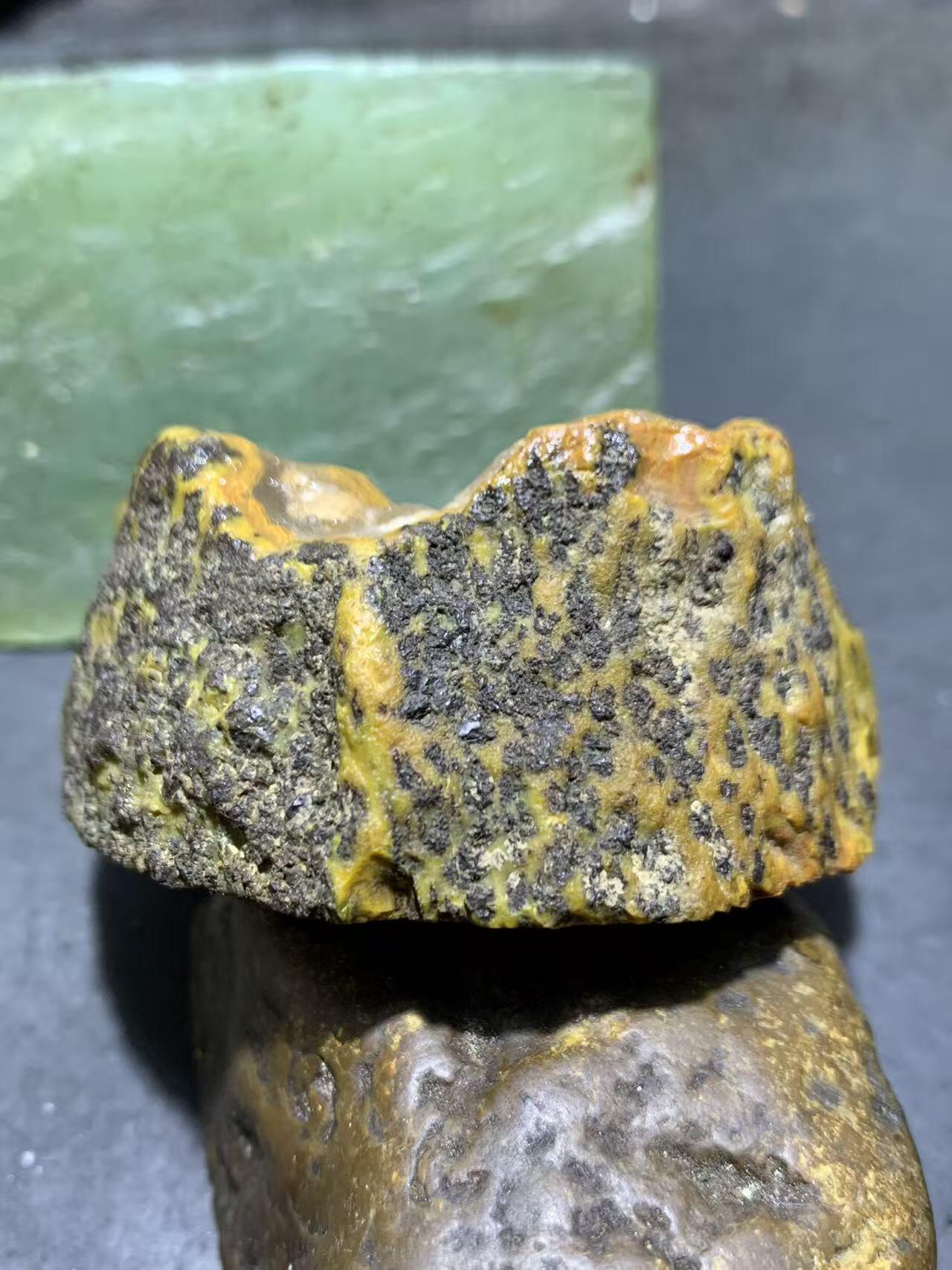 精美冰飘鸡油黄原皮开窗料战国红玛瑙原石摆件（把件）一个，