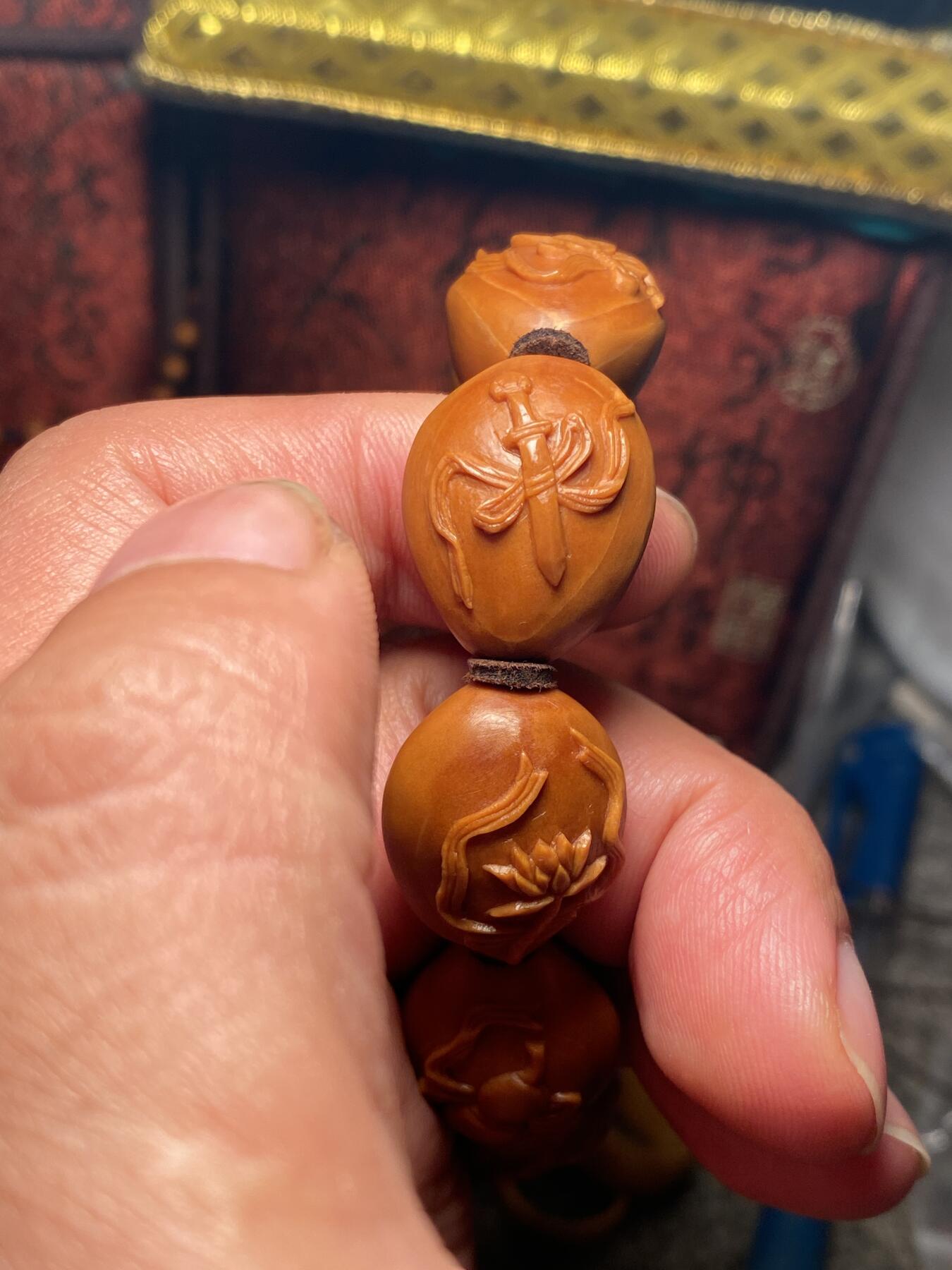 苏工核雕手作与你有缘 苏工核雕，铁核手工老苏工，暗八仙，八仙宝器，个性好玩，传统40多年，老手艺，非通货，喜欢的来价不贵，尺寸1。85x2.2