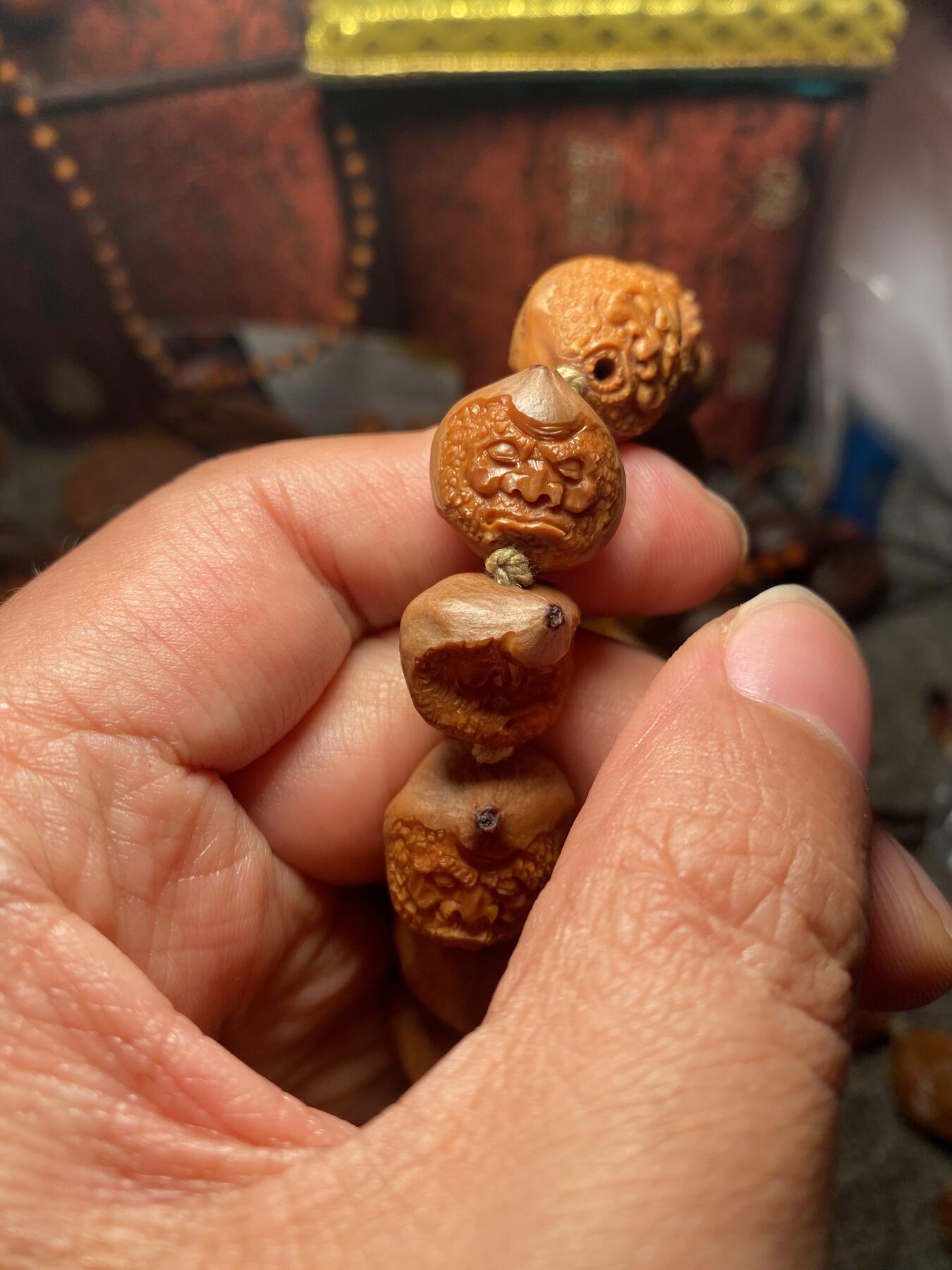 苏工核雕手作与你有缘 苏工核雕，纯手工异型怪脸百态达摩，孤品，铁核个性好玩，漂亮，喜欢的来价不贵，尺寸1。7x1.5左右