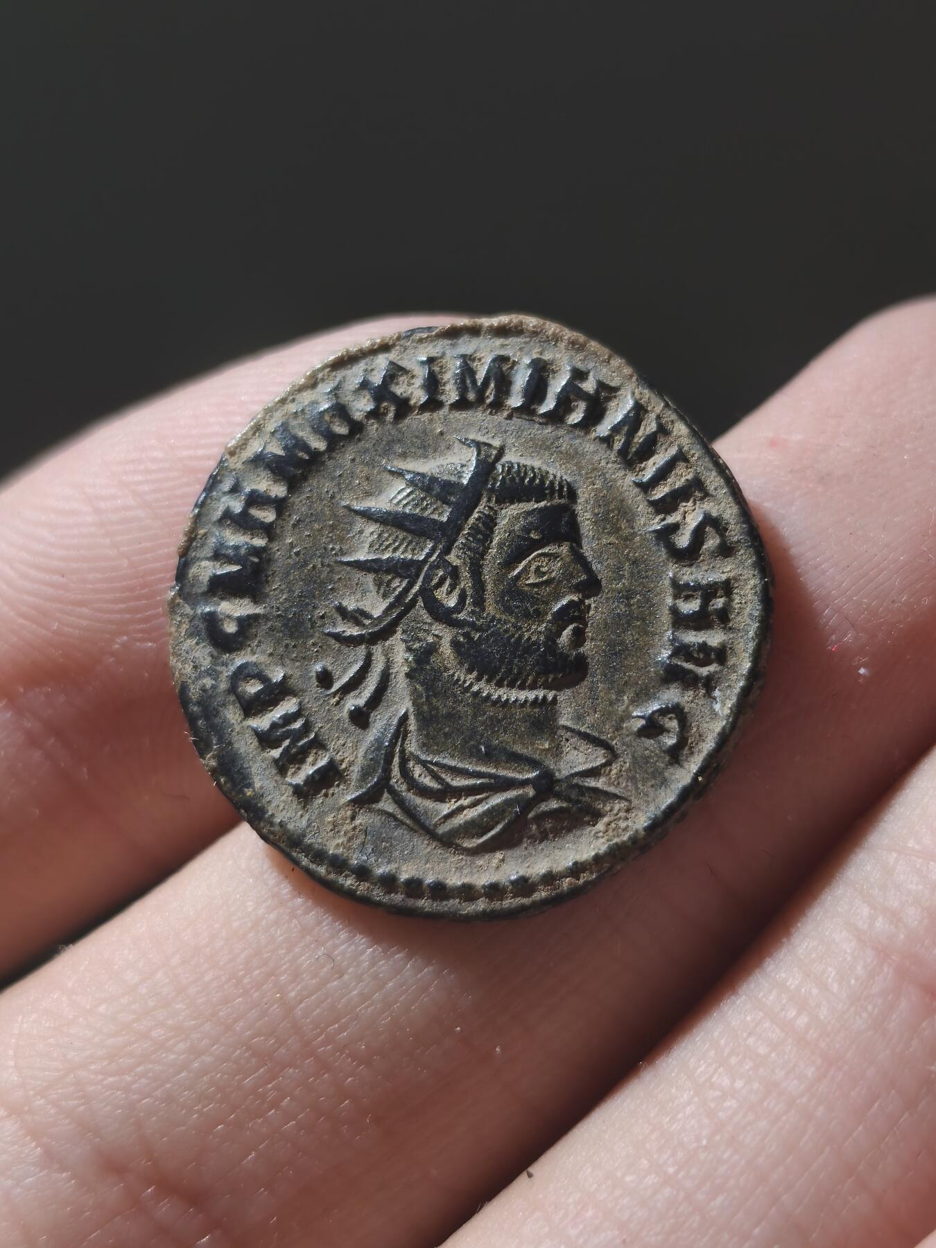 星盘世界钱币九月二十七日古典币精品专场 极品 古罗马帝国 马克西米安（公元 286-305 年在位）安东尼奥洗银币4.1g 正面为带着芒冠的皇帝像，背面为神王朱庇特将胜利女神交给皇帝。 马克西米安为四帝共治体系 的“西部奥古斯都”，戴克里先的盟友，以军事能力著称。该钱币沙漠坑腐蚀较小脸部细节保存到位，铭文清晰，较为难得。