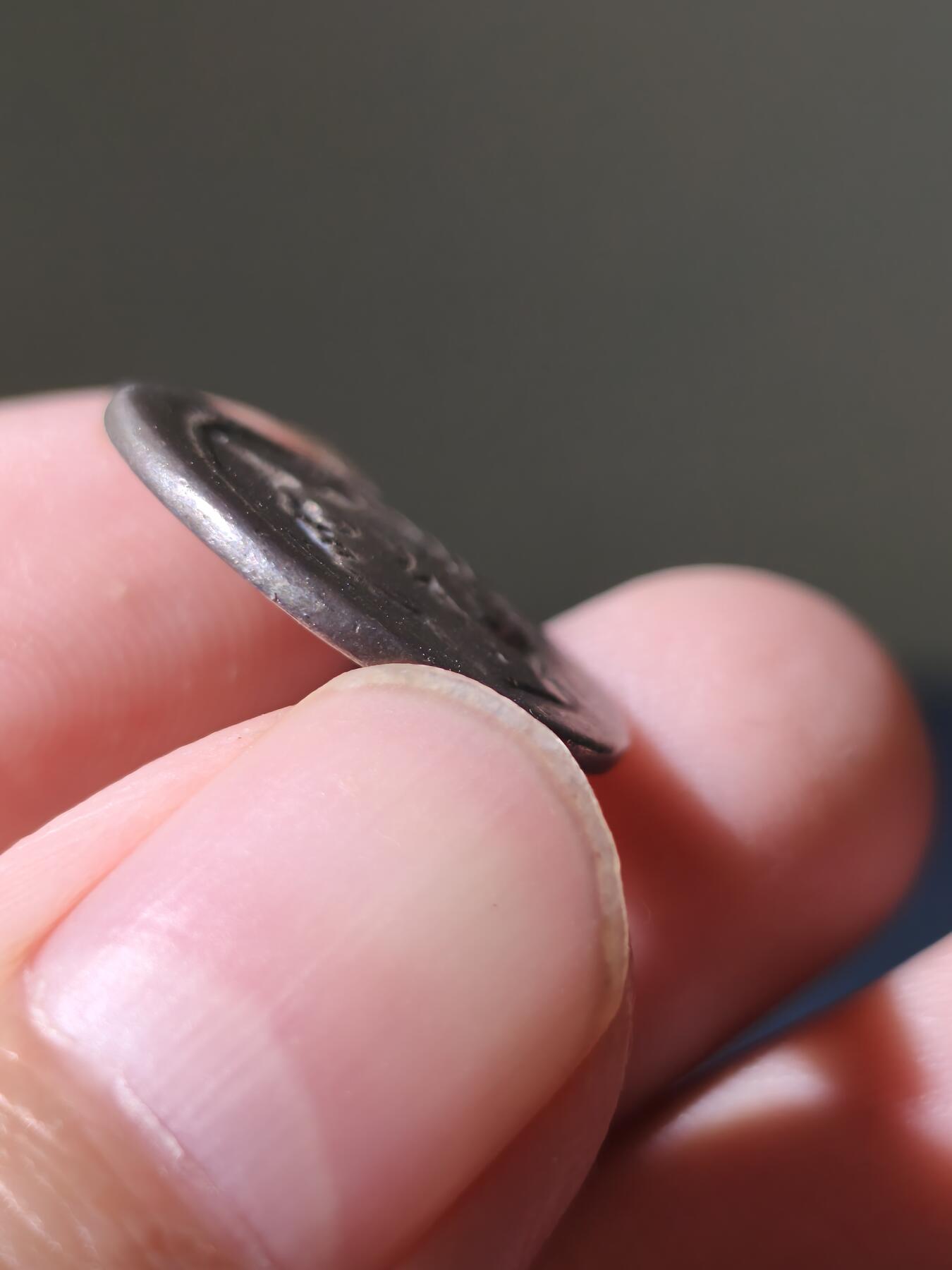 星盘世界钱币九月二十七日古典币精品专场 精品！罗马共和国少见题材战神马尔斯第纳尔银币，背面为罗马士兵向右前进，左手拿着盾牌，右手举起剑保护倒下的战友，与向左前进的蛮族战士战斗，左臂拿着盾牌，右手挥舞着剑。铸造时间为103BC,昆图斯·米努西乌斯·泰尔慕斯，3.7g，20mm彩色包浆非常漂亮