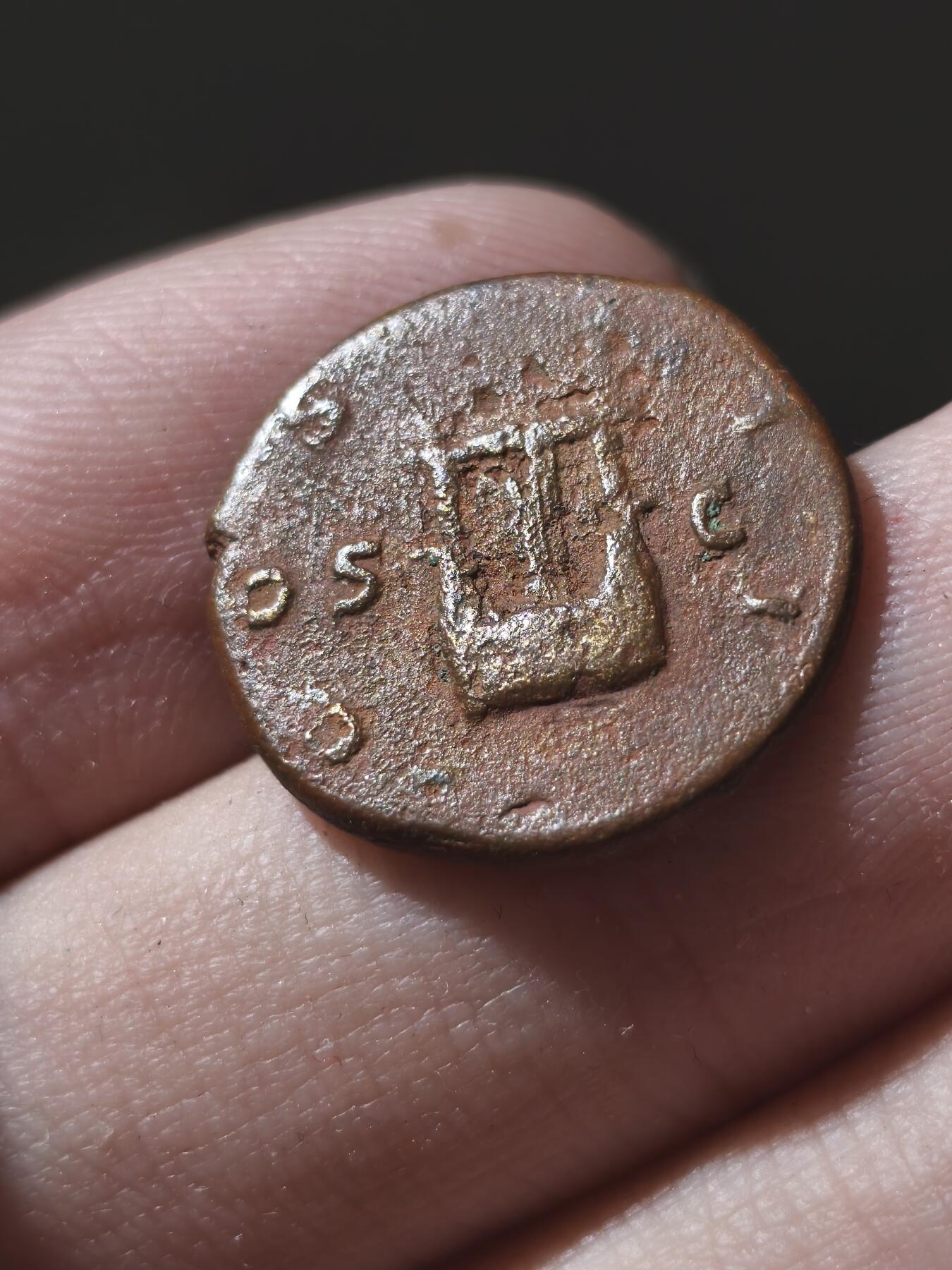 星盘世界钱币九月二十七日古典币精品专场 少见！古罗马帝国 哈德良（公元 117-138）夸德伦（塞米斯？）3.9g铜币 正面为带着桂冠的哈德良头像，背面为希腊传统弦乐器，神话中由赫耳墨斯发明的里拉琴。夸德伦铜币和罗马帝国后期铜币不同，曾被大批熔融重铸较为少见，此品相铭文清晰图案打制完整实属难得。