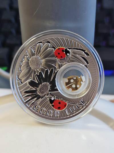 第176期拍卖【长期征集拍品】【欢度国庆中秋双节】 - 卡装纽埃2012年幸运钱币甲虫28.28克纪念银币，发行15000枚