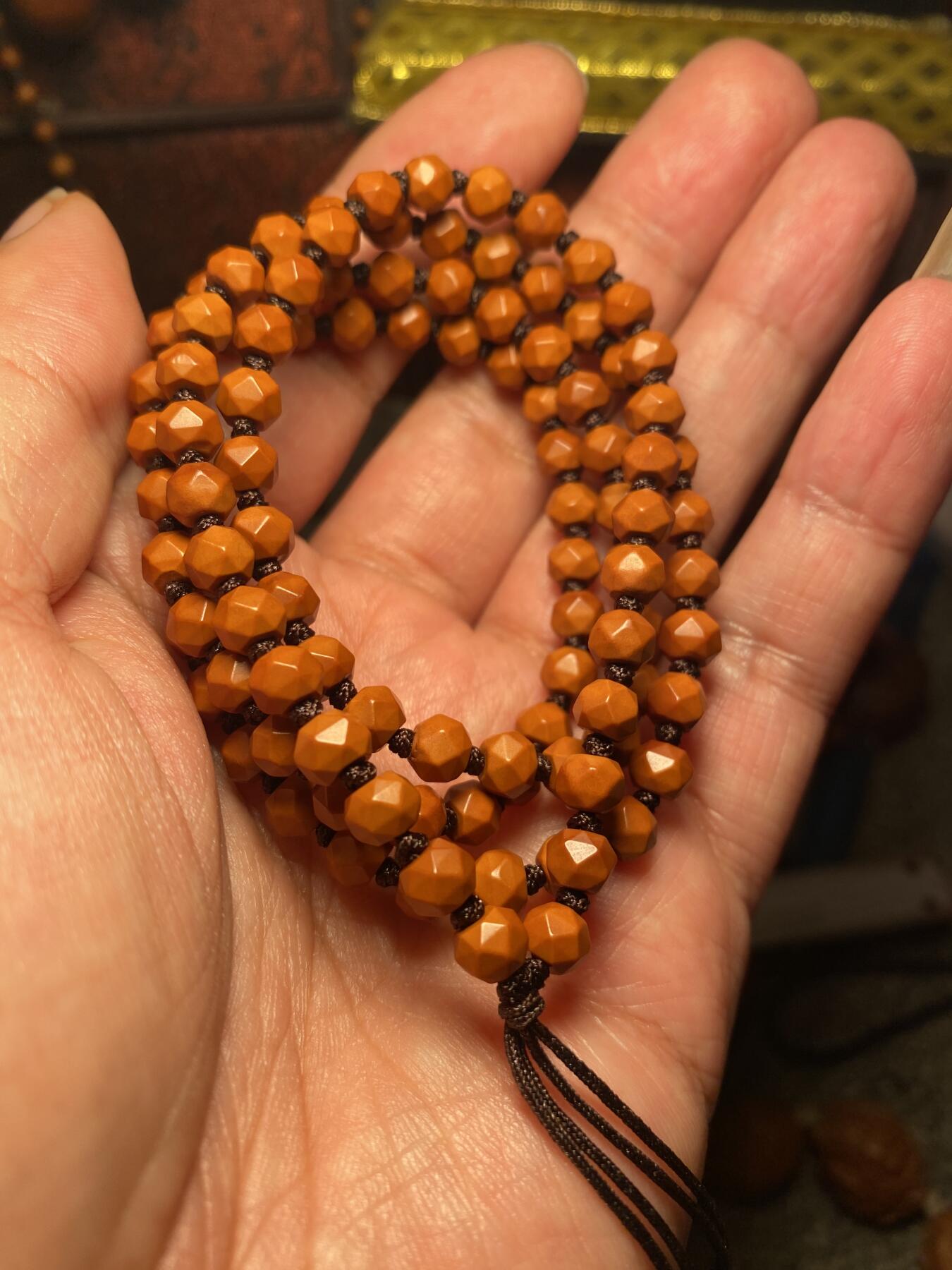 苏工核雕手作与你有缘 苏工核雕，核尖108广东老油核老料，钻面刀纹，个性好玩，漂亮，喜欢的来价不贵，尺寸0。6左右