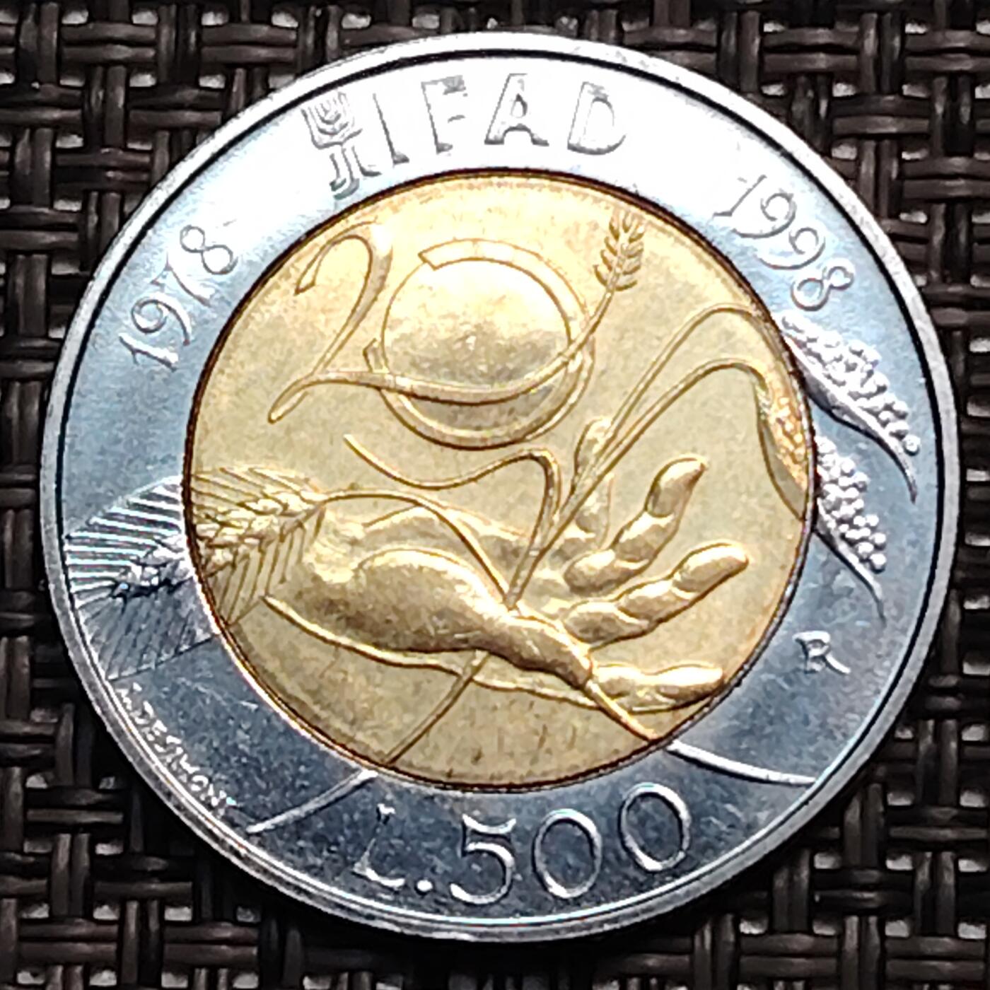 布加迪🐬～世界钱币(上海)🌾第 244 期 /  各国套币和散币 意大利🇮🇹 1998年 500里拉 国际农业发展基金20周年双色纪念币