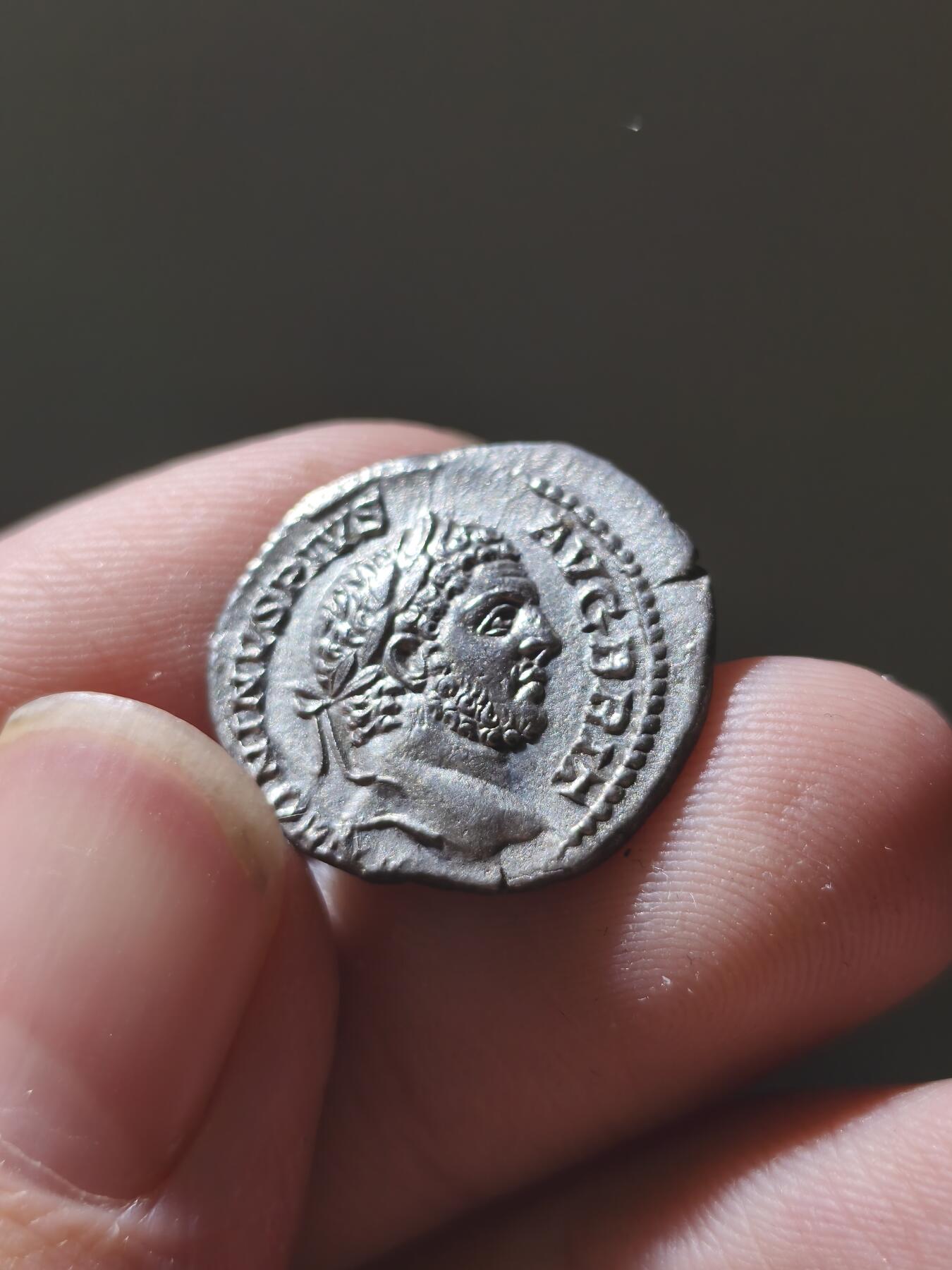 星盘世界钱币九月二十七日古典币精品专场 极美品古罗马帝国银币，卡拉卡拉，公元198-217，正面卡拉卡拉桂冠像,背面是战神马尔斯手持长矛，扶着盾牌非常经典的一个品种，品相也是极其优美铭文是MARTI PACATORI品相极为漂亮没有什么好形容的了，就是漂亮