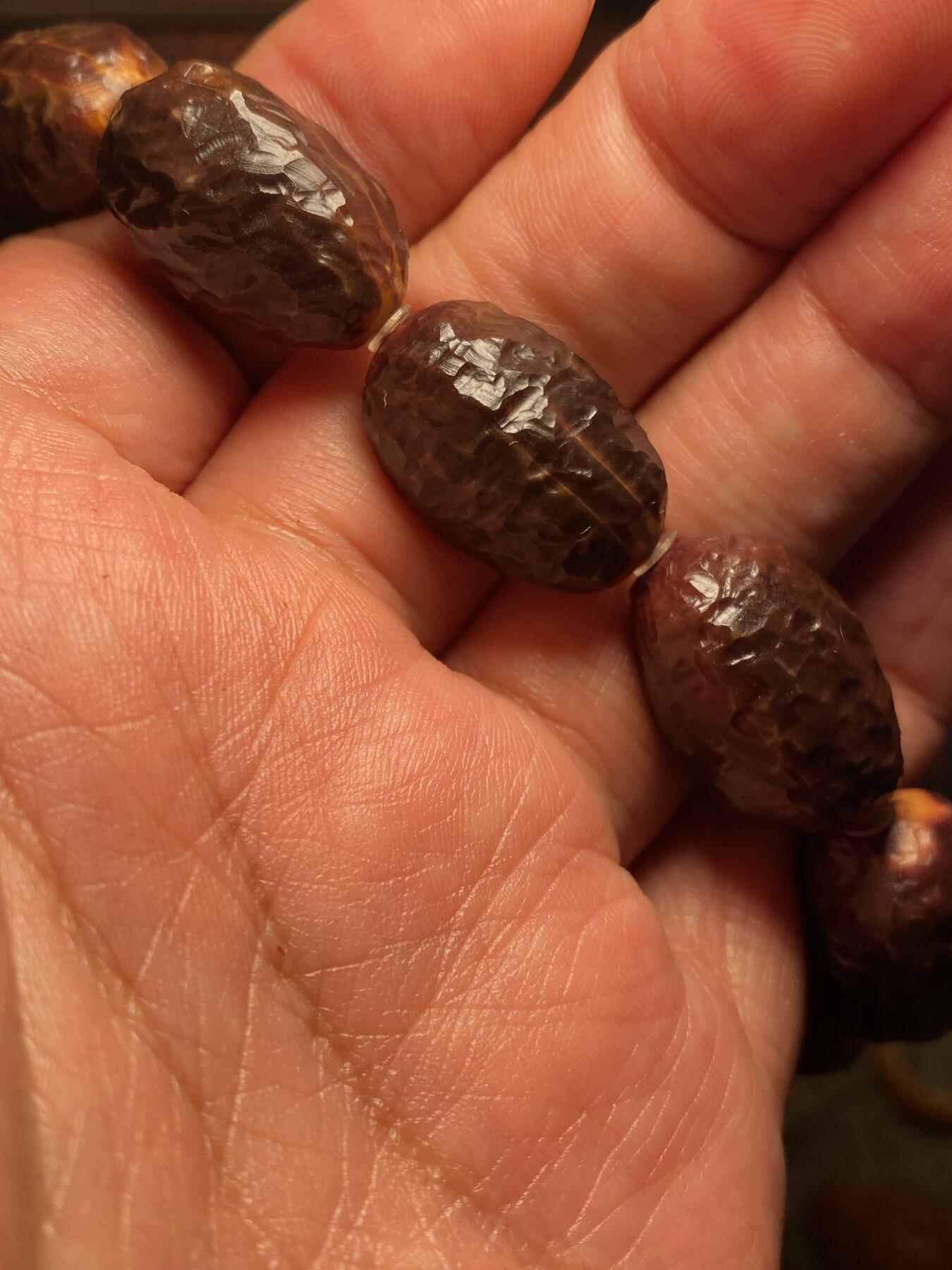 苏工核雕手作与你有缘 苏工核雕，稀有紫核紫肉，纯刀工石纹珠，，个性好玩，非通货，喜欢的来价不贵，尺寸1。55x2.28