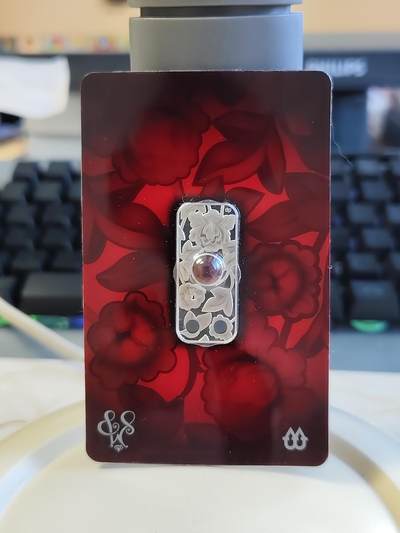 第176期拍卖【长期征集拍品】【欢度国庆中秋双节】 - 卡装纽埃2011年珠宝系列花卉镶嵌琥珀条形银币吊坠带证书，925银，10克，发行500枚