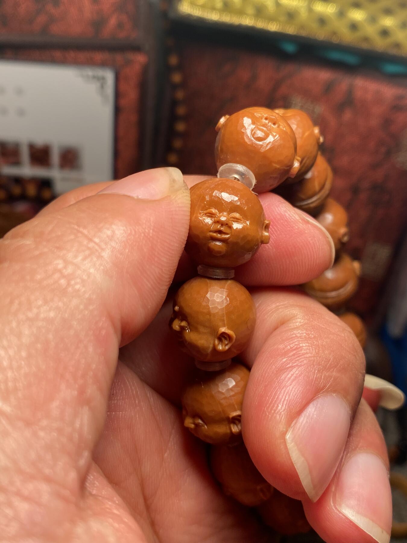 苏工核雕手作与你有缘 苏工核雕纯手工雕刻，铁核钻面刀痕人生百态，短圆，原桩，个性饱满，尺寸1.6x1.45好玩又立体，喜欢的来