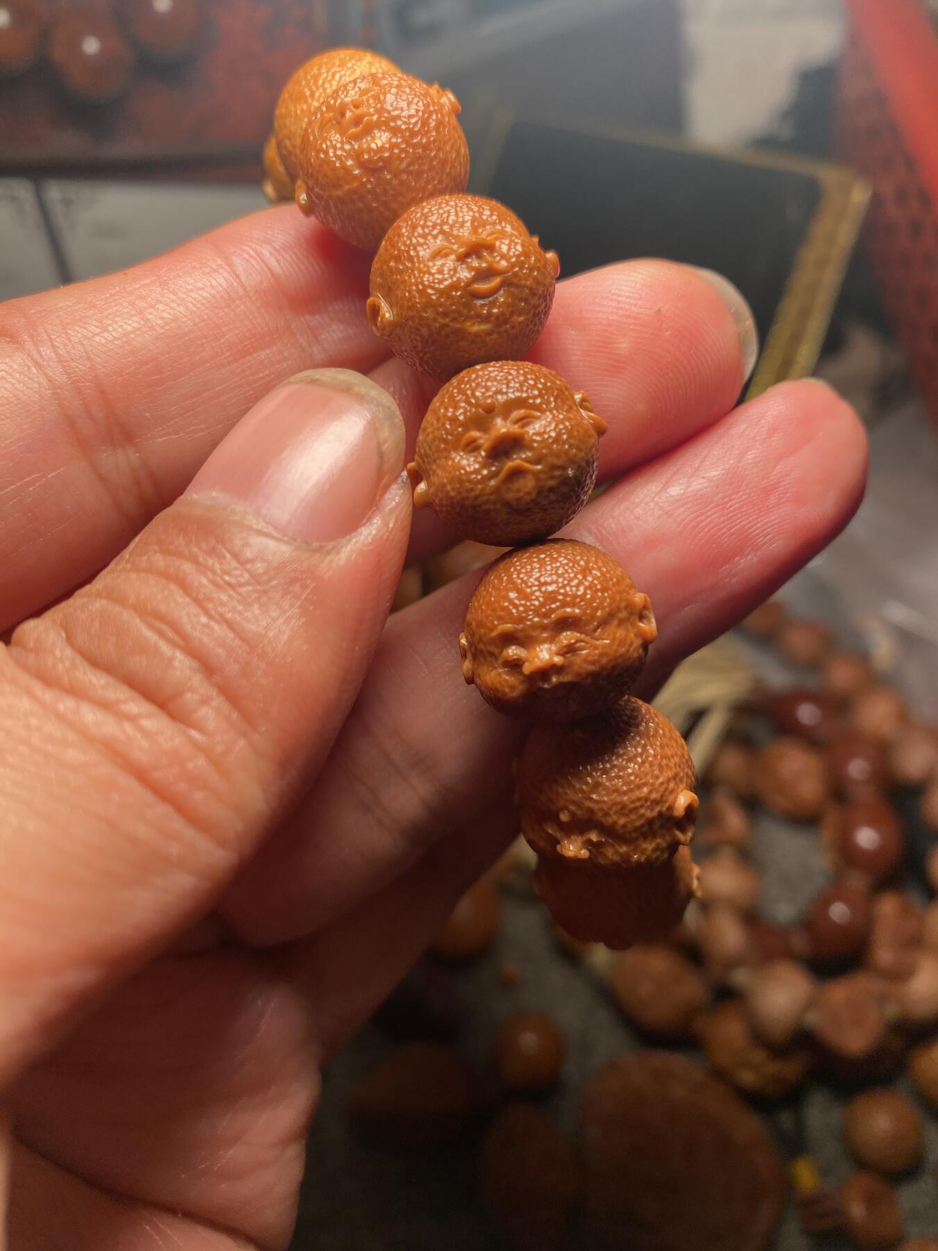 苏工核雕手作与你有缘 福利苏工核雕，纯手工雕刻，铁核桔皮人生百态，个性十足，等待有缘人，市场无同款，尺寸1。56x1.4喜欢的来
