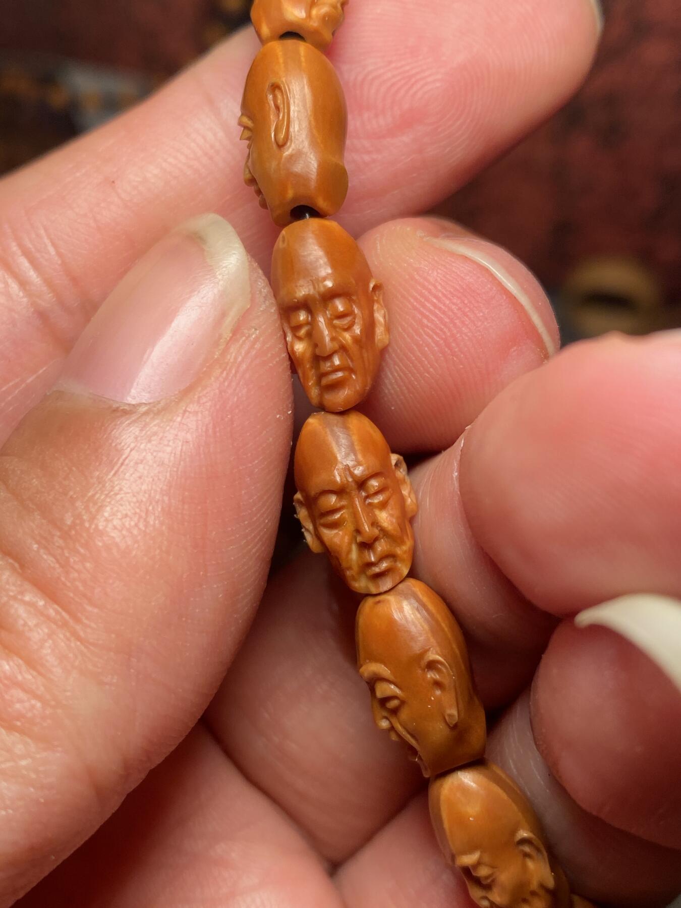 苏工核雕手作与你有缘 苏工核雕，微型小籽纯手工十八罗汉，个性好玩，写实风格，喜欢的来价不贵，尺寸0。75x1.2