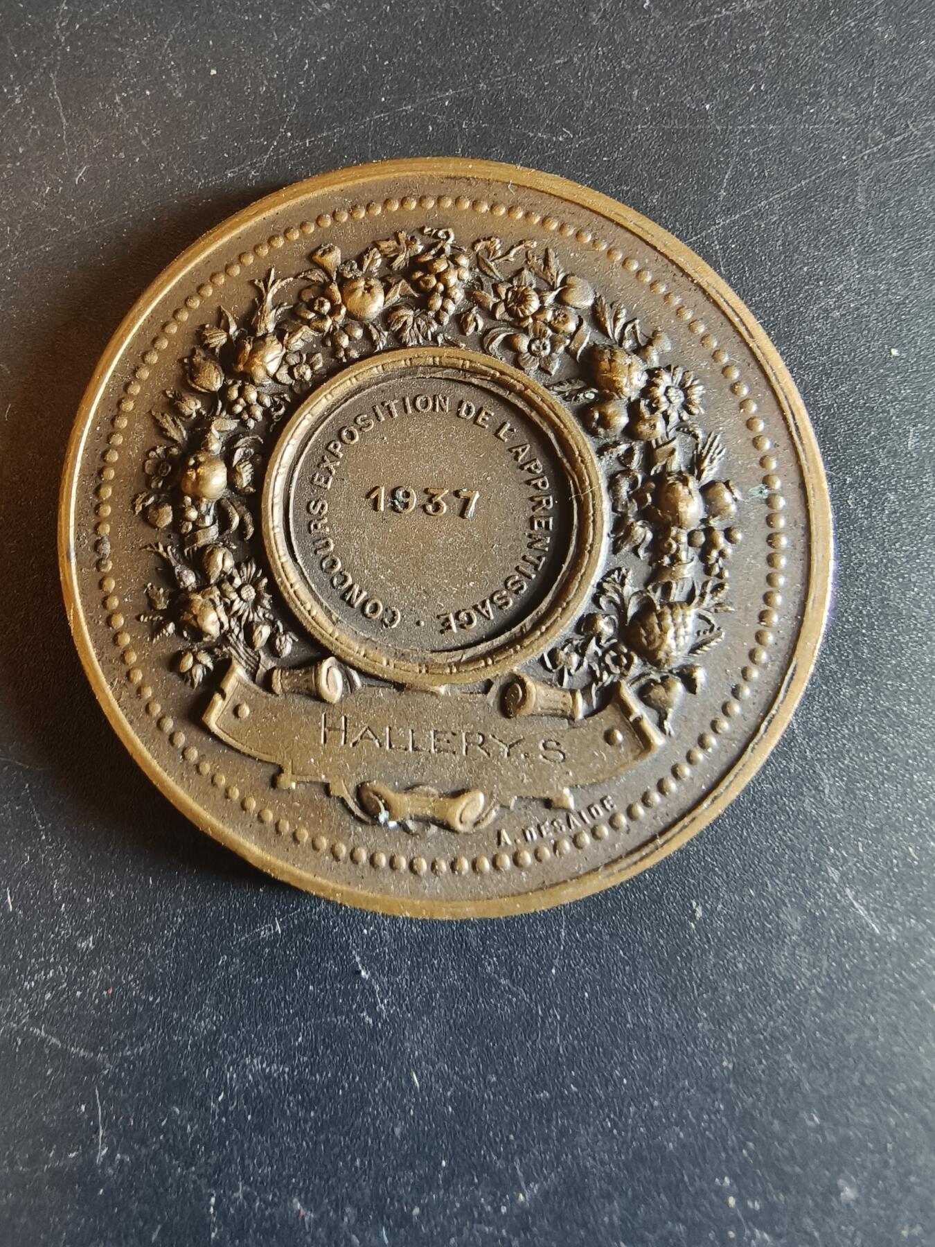 老王徽章第150期 法国1937年学徒展览会大铜章    带盒子    名家皮列作品    直径41mm   重量32.4g