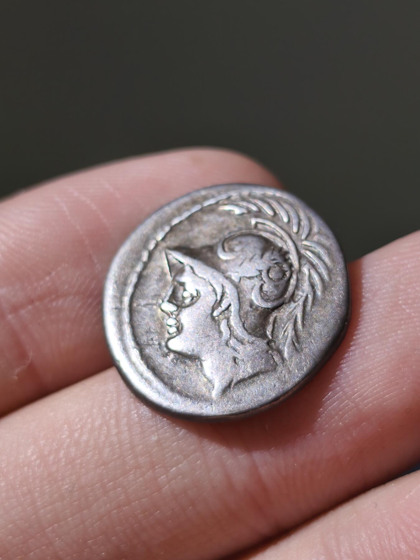 星盘世界钱币九月二十七日古典币精品专场 精品！罗马共和国少见题材战神马尔斯第纳尔银币，背面为罗马士兵向右前进，左手拿着盾牌，右手举起剑保护倒下的战友，与向左前进的蛮族战士战斗，左臂拿着盾牌，右手挥舞着剑。铸造时间为103BC,昆图斯·米努西乌斯·泰尔慕斯，3.7g，20mm彩色包浆非常漂亮