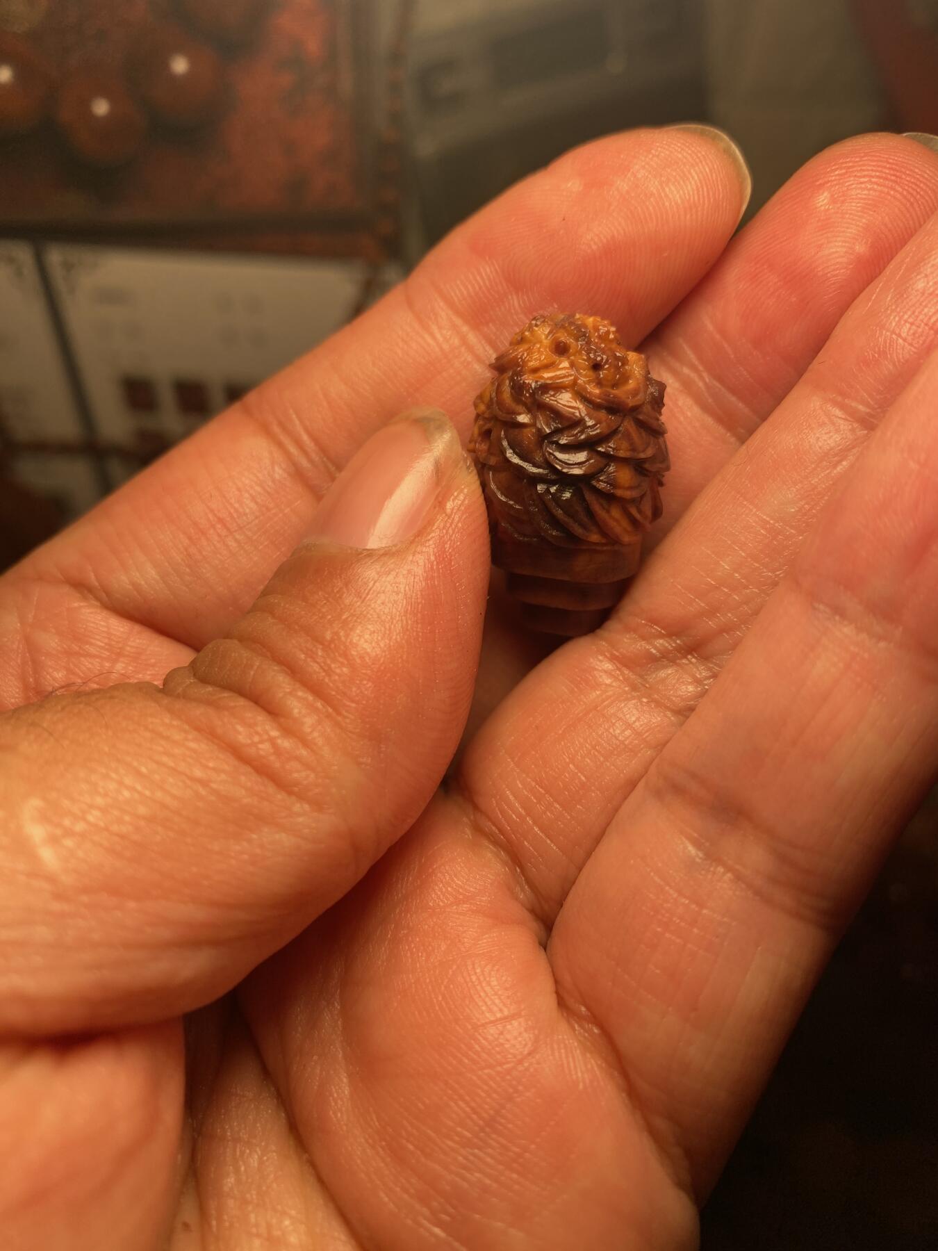 苏工核雕手作与你有缘 福利苏工核雕，纯手工雕刻，天然紫核金蟾三通，个性十足，等待有缘人，市场无同款，尺寸1。68x2.7喜欢的来
