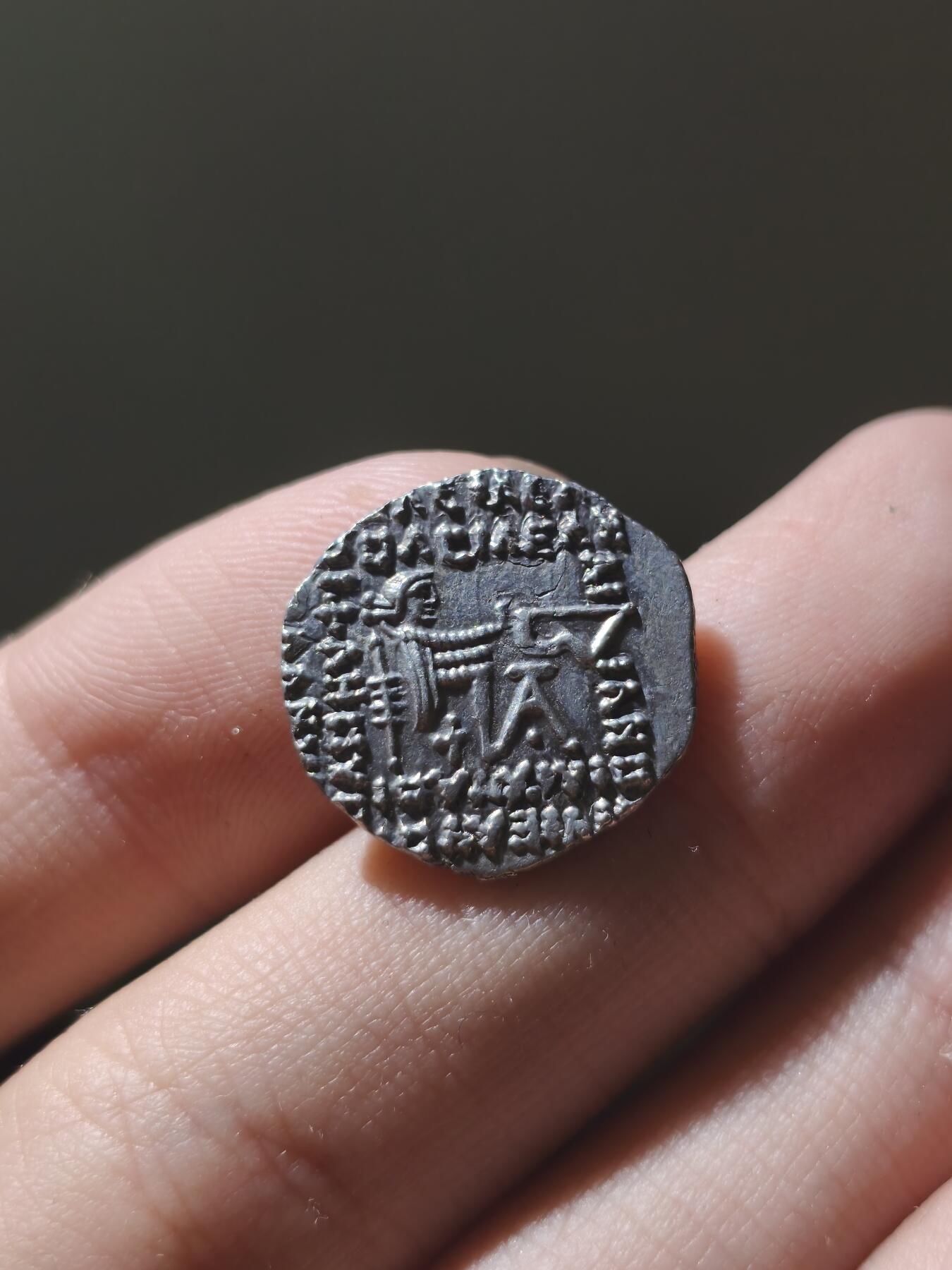 星盘世界钱币九月二十七日古典币精品专场 极品！帕提亚帝国沃洛加西斯一世，一德拉克玛，公元51-78年，正面为沃洛吉斯一世头戴王冠、身着披风的半身像，面向左侧，背面为- 希腊铭文：ΒΑΣΙΛΕΩΣ ΒΑΣΙΛΕΩΝ ΑΡΣΑΚΟY EYEPΓETOY ΔΙΚΑΙΟY ΕΠΙΦΑΝΟYΣ ΦΙΛΕΛΛΗXΟΣ（阿萨息斯王朝王中之王、施恩者、公正者、显赫者、亲希腊者)埃克巴坦那造币厂，罕见，极美