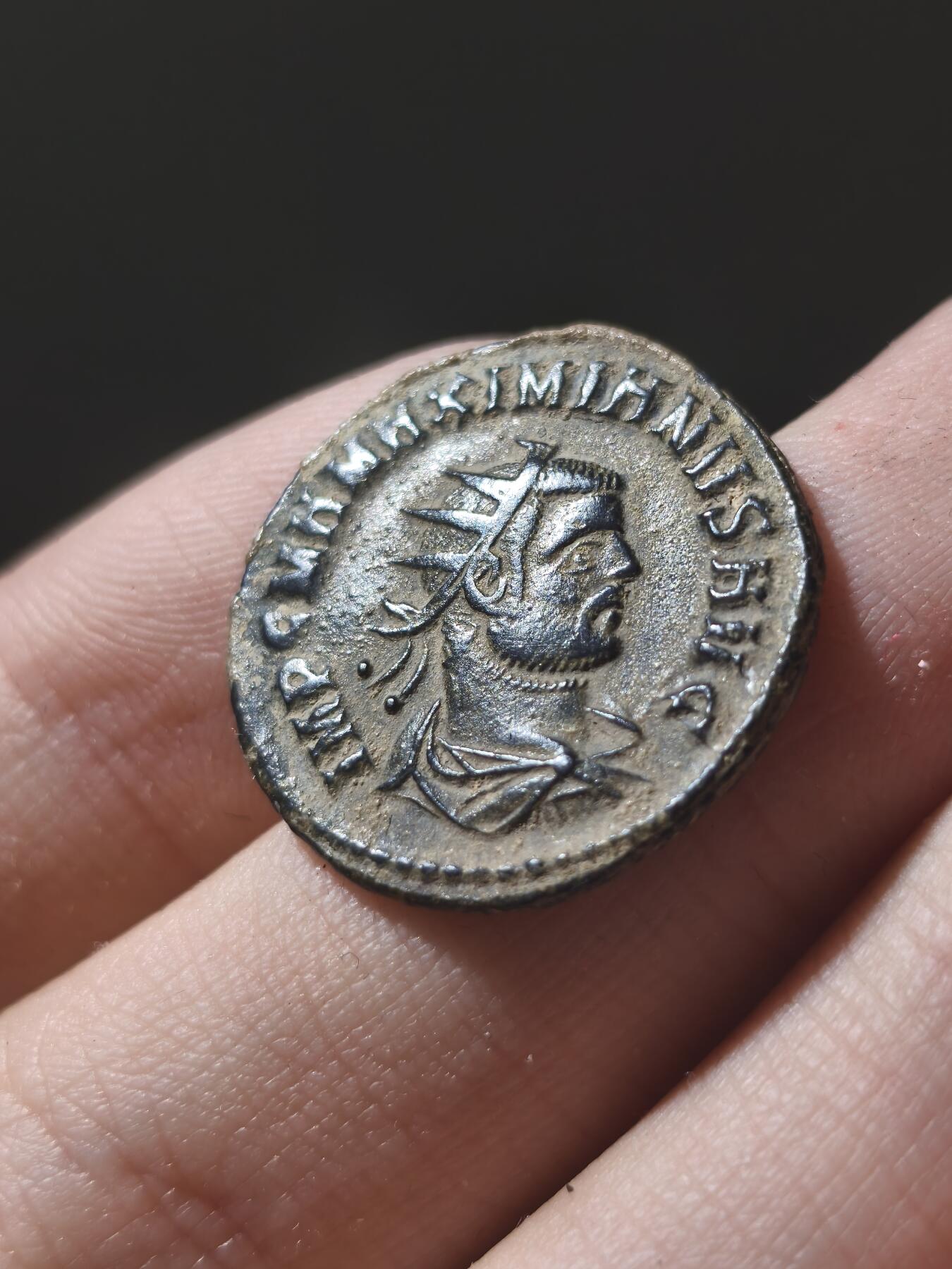 星盘世界钱币九月二十七日古典币精品专场 极品 古罗马帝国 马克西米安（公元 286-305 年在位）安东尼奥洗银币4.1g 正面为带着芒冠的皇帝像，背面为神王朱庇特将胜利女神交给皇帝。 马克西米安为四帝共治体系 的“西部奥古斯都”，戴克里先的盟友，以军事能力著称。该钱币沙漠坑腐蚀较小脸部细节保存到位，铭文清晰，较为难得。