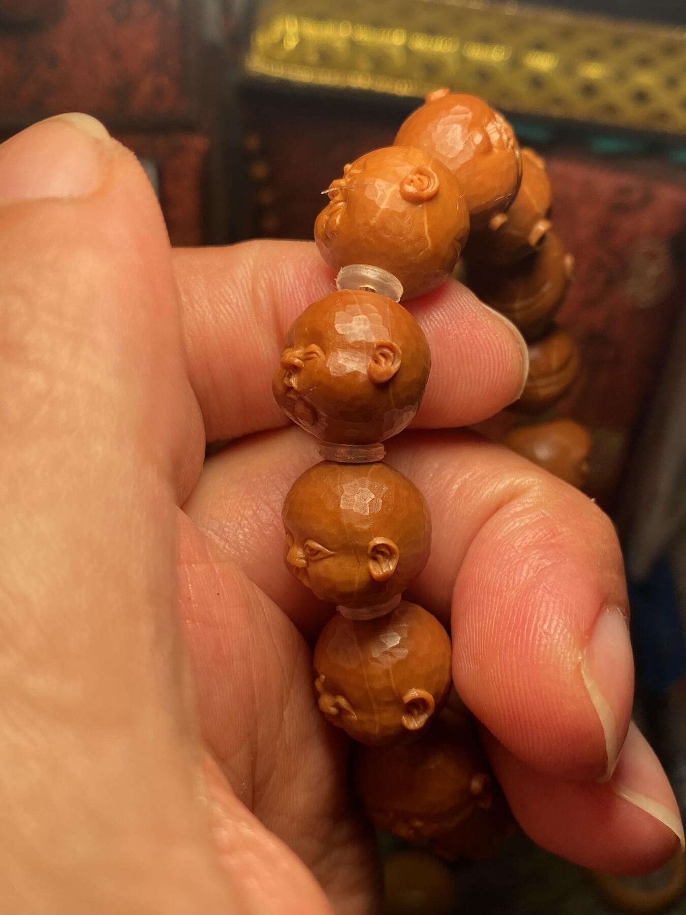 苏工核雕手作与你有缘 苏工核雕纯手工雕刻，铁核钻面刀痕人生百态，短圆，原桩，个性饱满，尺寸1.6x1.45好玩又立体，喜欢的来