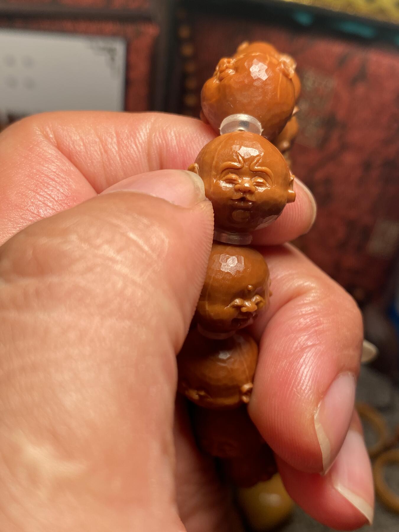 苏工核雕手作与你有缘 苏工核雕纯手工雕刻，铁核钻面刀痕人生百态，短圆，原桩，个性饱满，尺寸1.6x1.45好玩又立体，喜欢的来