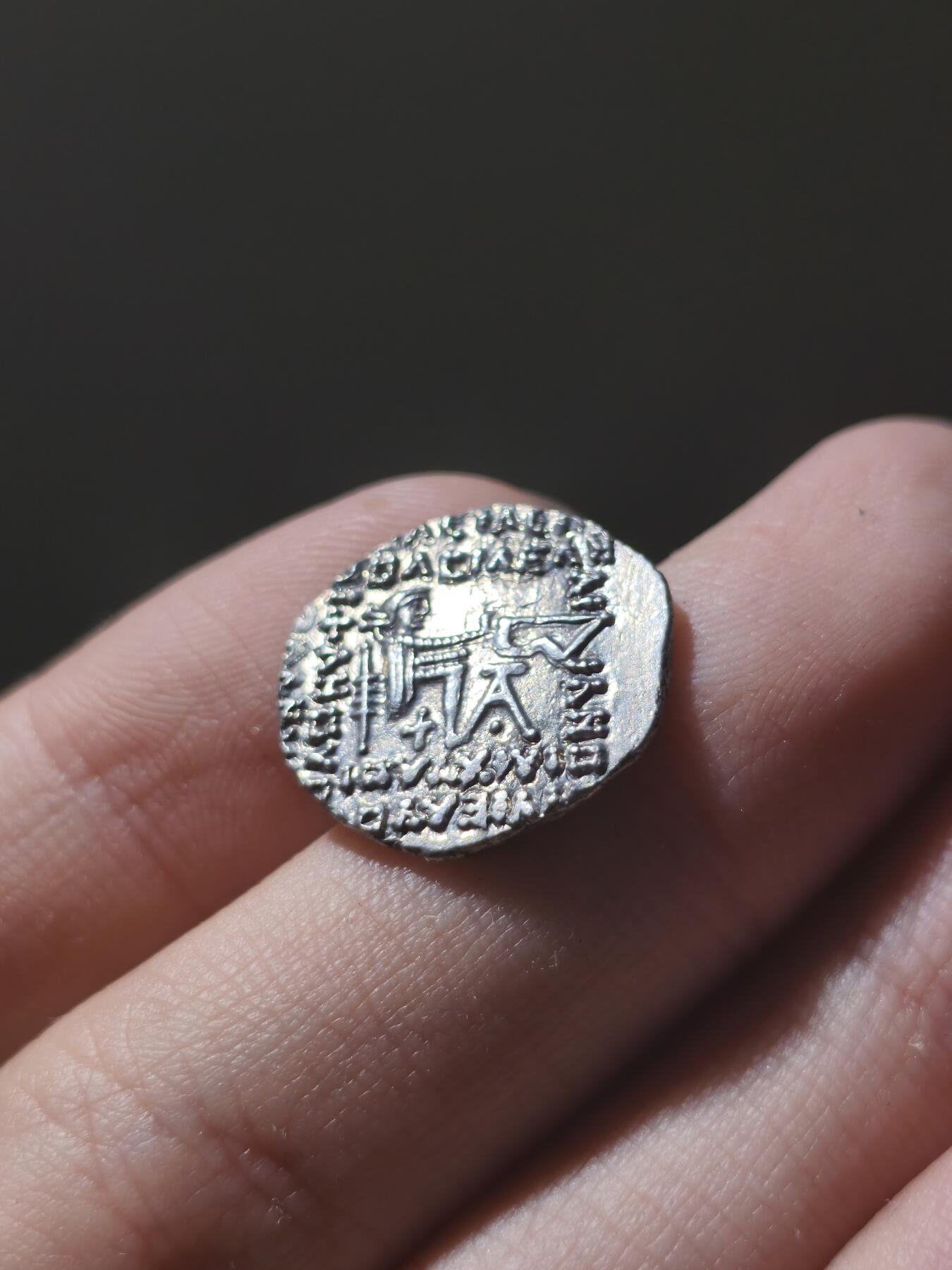 星盘世界钱币九月二十七日古典币精品专场 极品！帕提亚帝国沃洛加西斯一世，一德拉克玛，公元51-78年，正面为沃洛吉斯一世头戴王冠、身着披风的半身像，面向左侧，背面为- 希腊铭文：ΒΑΣΙΛΕΩΣ ΒΑΣΙΛΕΩΝ ΑΡΣΑΚΟY EYEPΓETOY ΔΙΚΑΙΟY ΕΠΙΦΑΝΟYΣ ΦΙΛΕΛΛΗXΟΣ（阿萨息斯王朝王中之王、施恩者、公正者、显赫者、亲希腊者)埃克巴坦那造币厂，罕见，极美