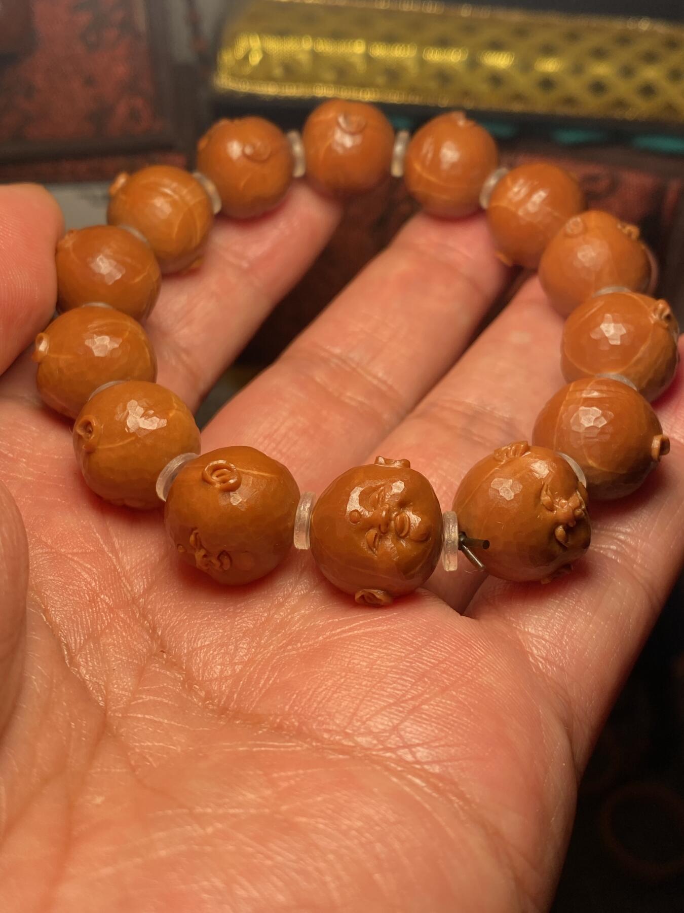 苏工核雕手作与你有缘 苏工核雕纯手工雕刻，铁核钻面刀痕人生百态，短圆，原桩，个性饱满，尺寸1.6x1.45好玩又立体，喜欢的来