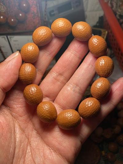 苏工核雕手作与你有缘 - 福利苏工核雕，纯手工雕刻，钻面手串，个性十足，等待有缘人，市场无同款，尺寸1。6x1。9喜欢的来