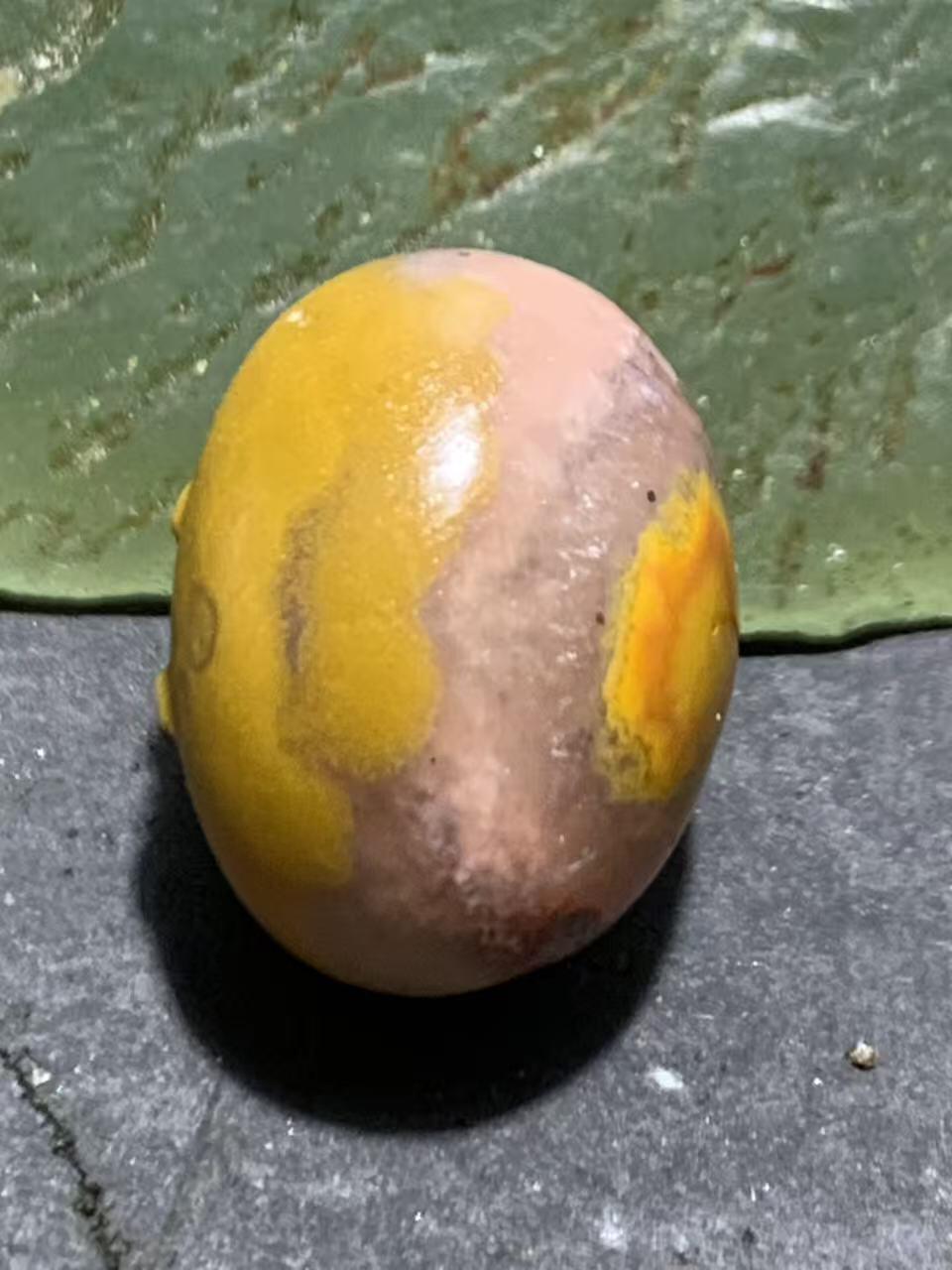 精美亚光冰飘糖心战国红玛瑙手工雕刻止字随形珠一颗，