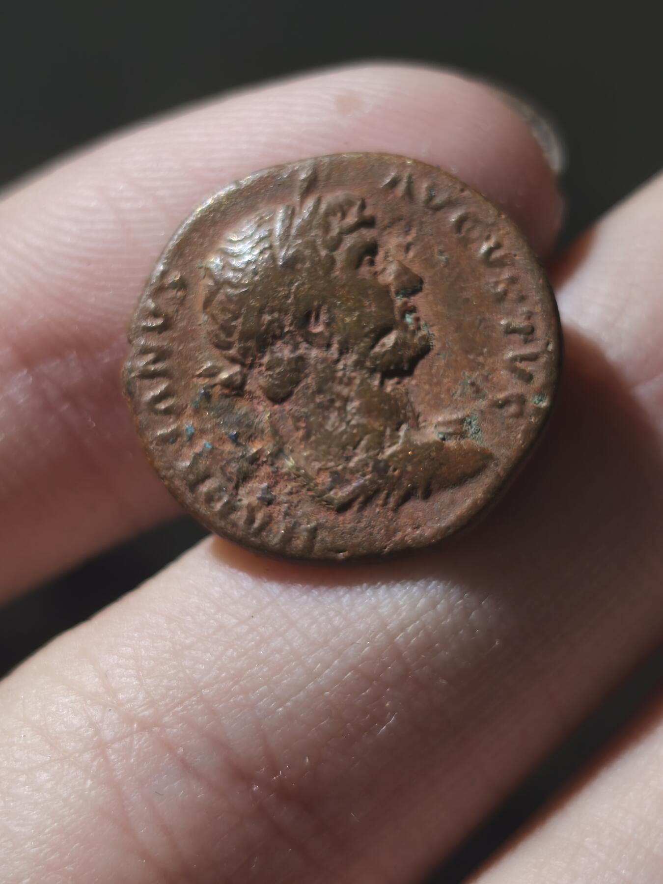 星盘世界钱币九月二十七日古典币精品专场 少见！古罗马帝国 哈德良（公元 117-138）夸德伦（塞米斯？）3.9g铜币 正面为带着桂冠的哈德良头像，背面为希腊传统弦乐器，神话中由赫耳墨斯发明的里拉琴。夸德伦铜币和罗马帝国后期铜币不同，曾被大批熔融重铸较为少见，此品相铭文清晰图案打制完整实属难得。