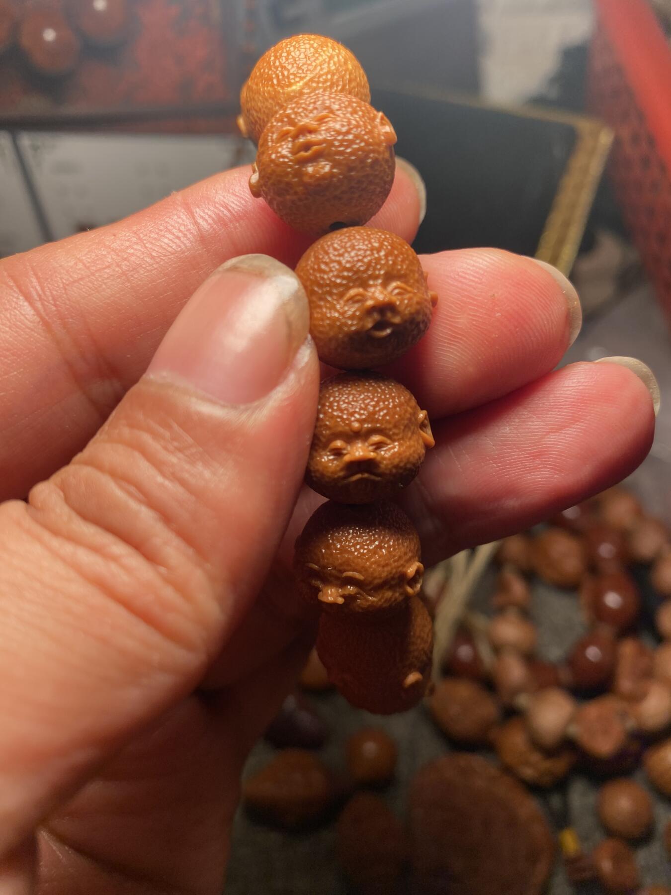 苏工核雕手作与你有缘 福利苏工核雕，纯手工雕刻，铁核桔皮人生百态，个性十足，等待有缘人，市场无同款，尺寸1。56x1.4喜欢的来