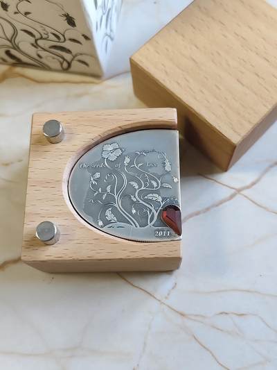 第176期拍卖【长期征集拍品】【欢度国庆中秋双节】 - 库克2011年爱的种子稀异仿古镶嵌红宝石仿古银币，币有瑕疵，1/2盎司，999银，发行2500枚