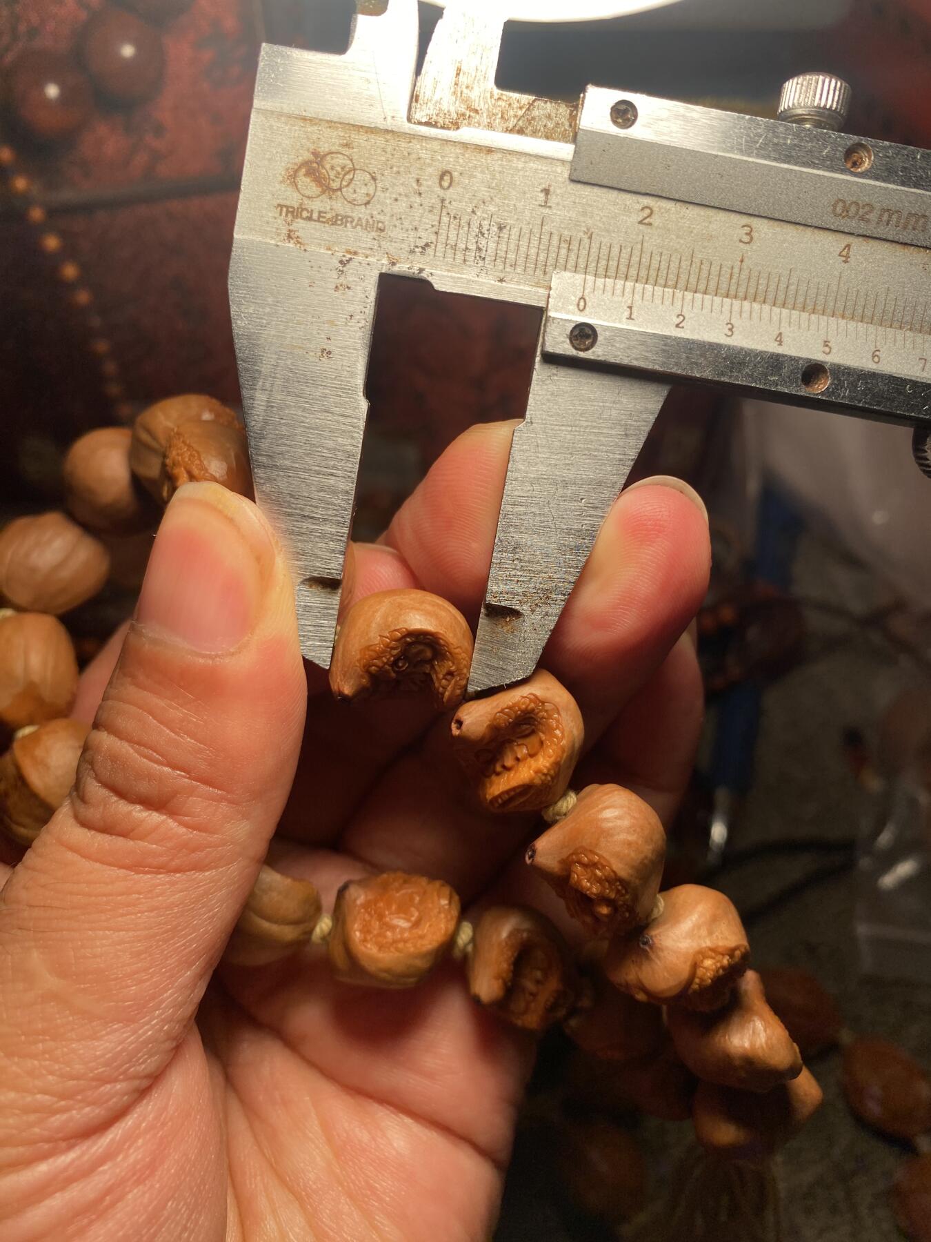 苏工核雕手作与你有缘 苏工核雕，纯手工异型怪脸百态达摩，孤品，铁核个性好玩，漂亮，喜欢的来价不贵，尺寸1。7x1.5左右