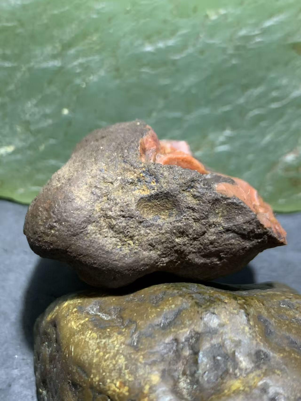 精美铁皮开窗料南红玛瑙原石一颗，