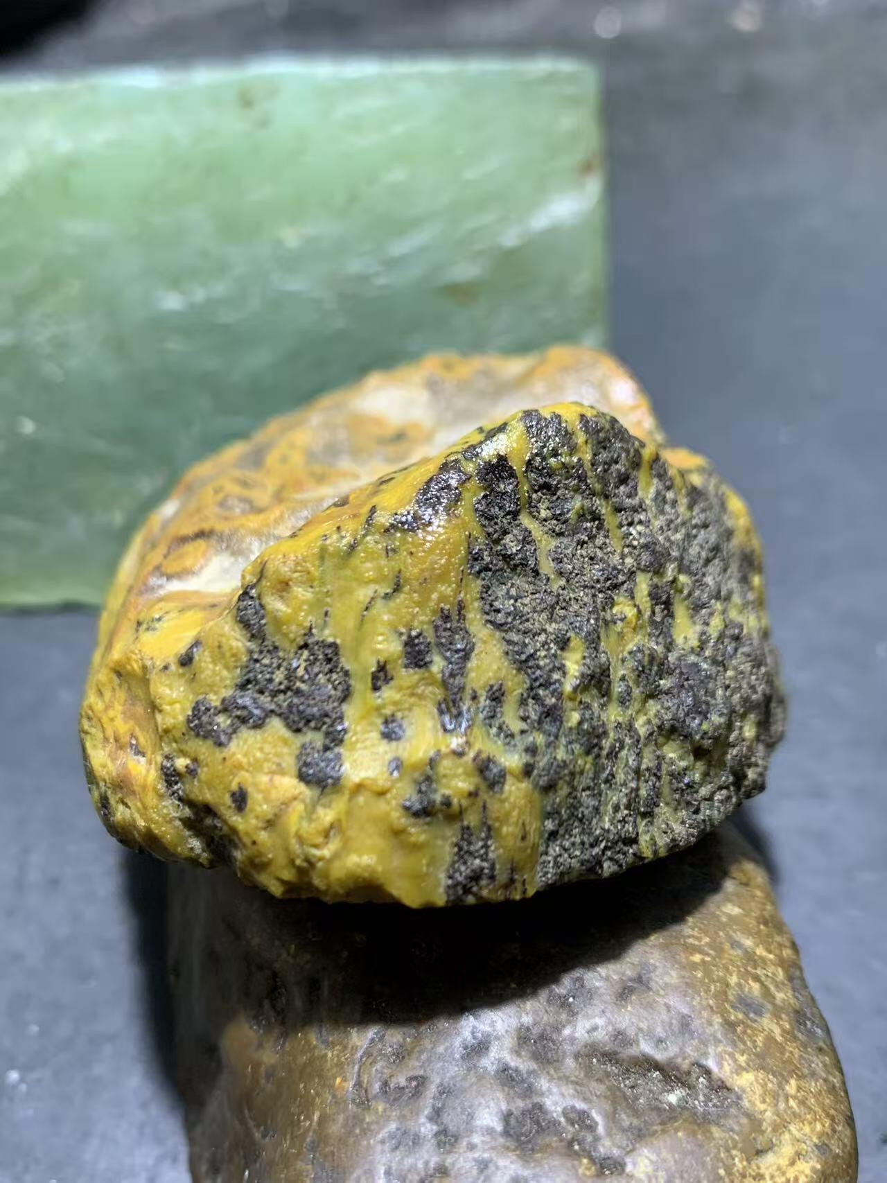 精美冰飘鸡油黄原皮开窗料战国红玛瑙原石摆件（把件）一个，