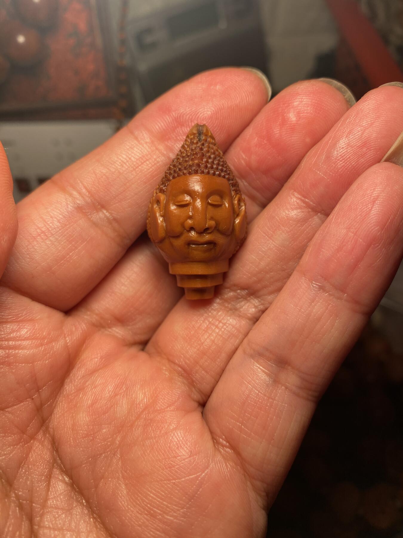 苏工核雕手作与你有缘 福利苏工核雕，纯手工雕刻，铁核龙佛头三通，个性十足，等待有缘人，市场无同款，尺寸2。1x3.5喜欢的来