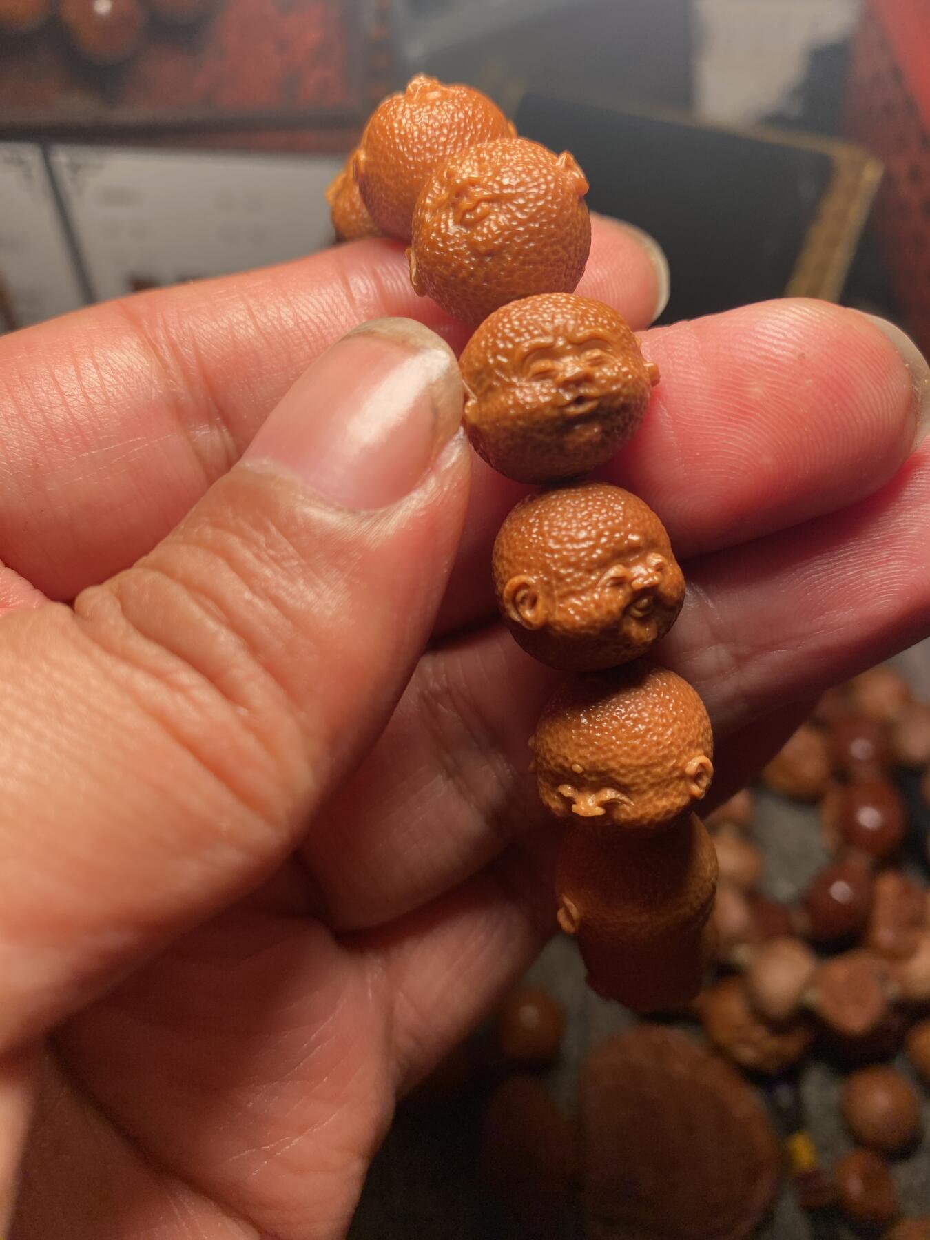 苏工核雕手作与你有缘 福利苏工核雕，纯手工雕刻，铁核桔皮人生百态，个性十足，等待有缘人，市场无同款，尺寸1。56x1.4喜欢的来