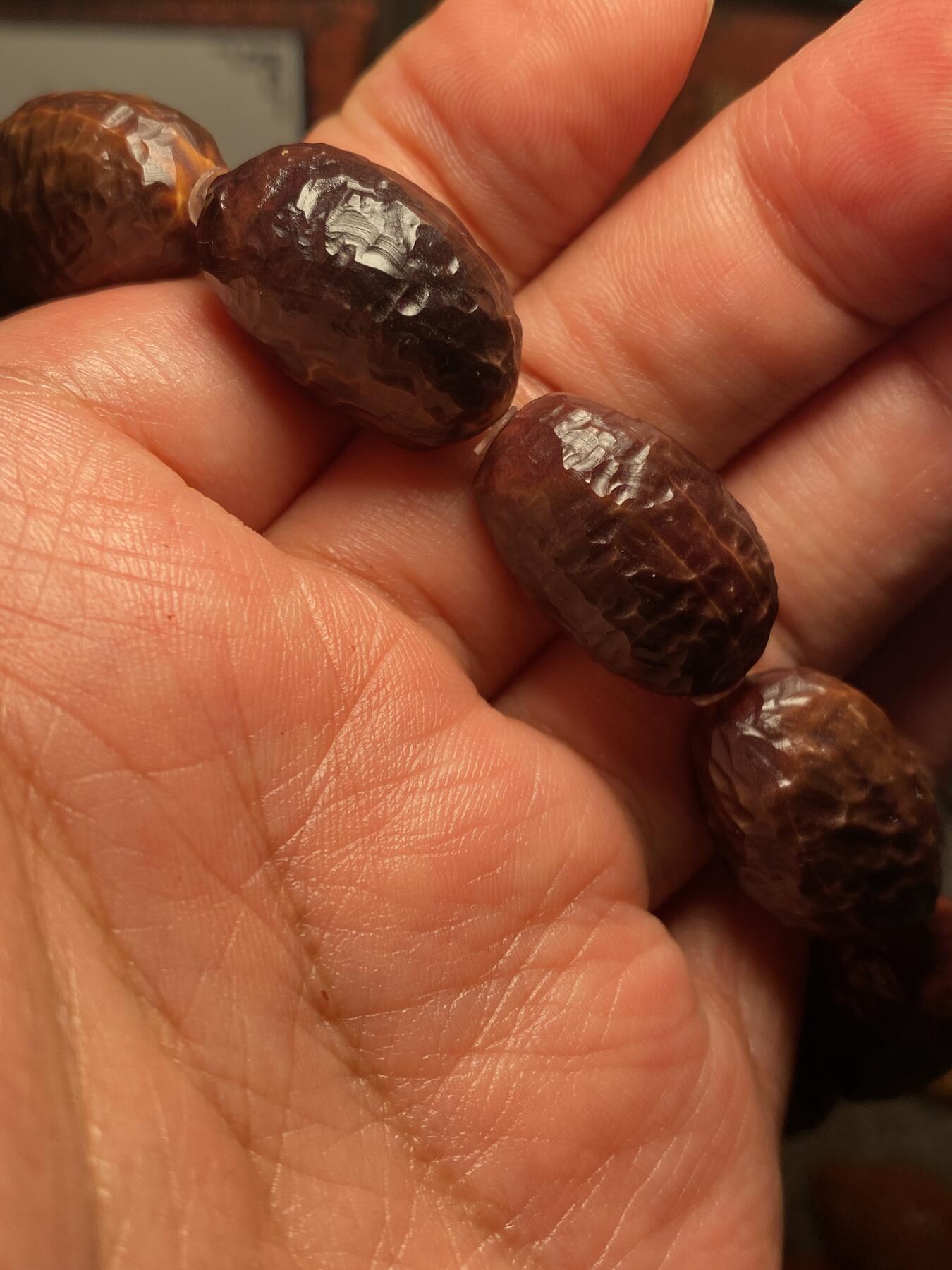 苏工核雕手作与你有缘 苏工核雕，稀有紫核紫肉，纯刀工石纹珠，，个性好玩，非通货，喜欢的来价不贵，尺寸1。55x2.28